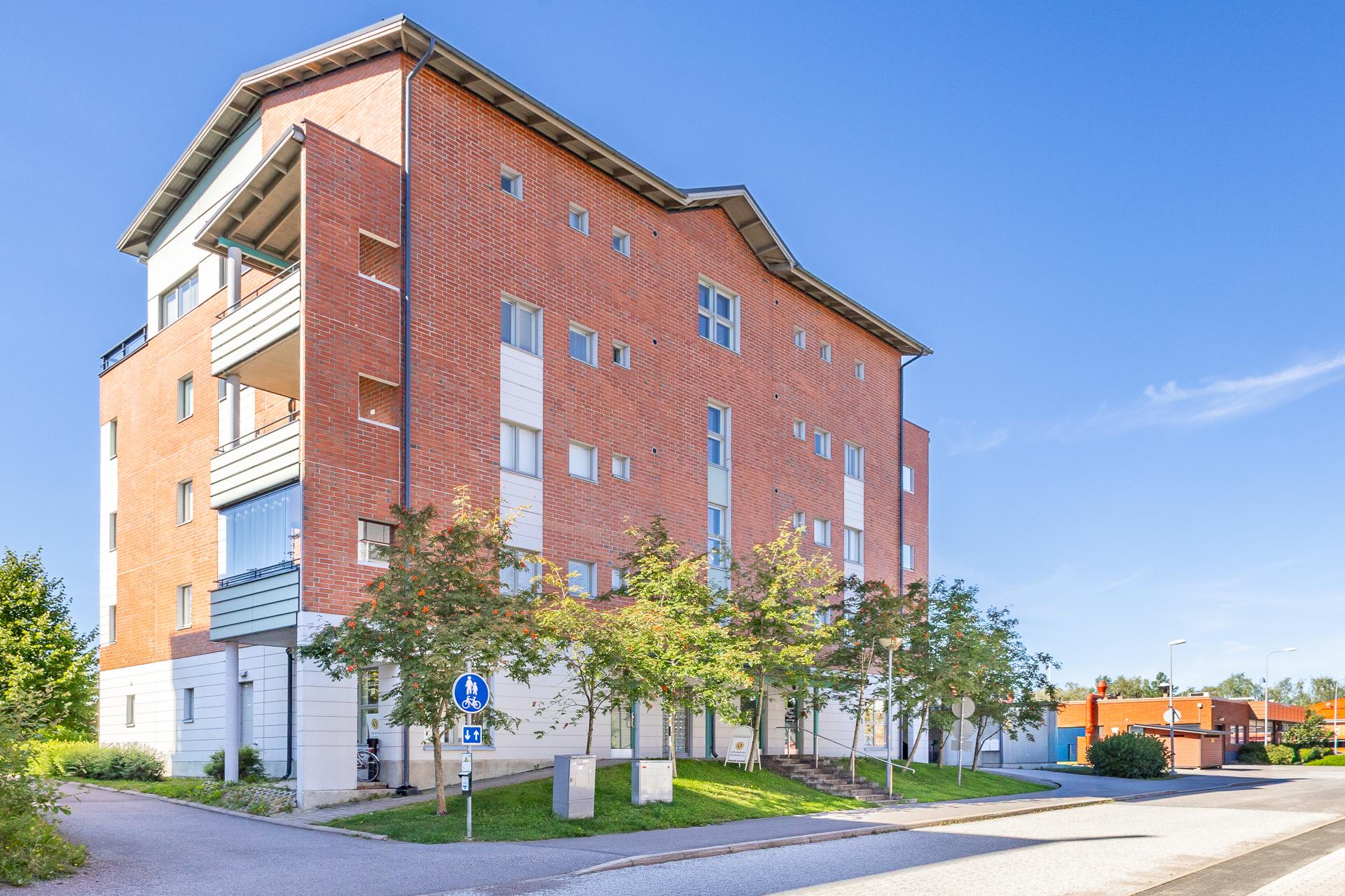 julkisivua Puistokujan puolelta