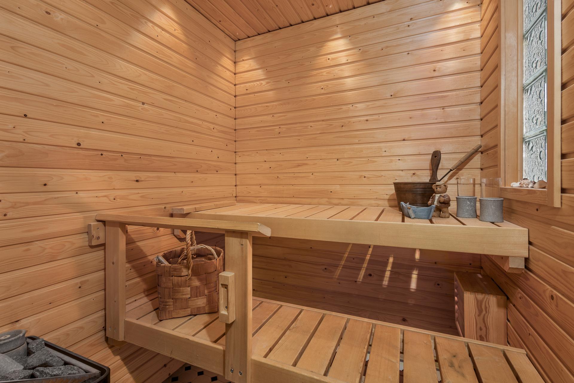 ikkunallinen tilava sauna