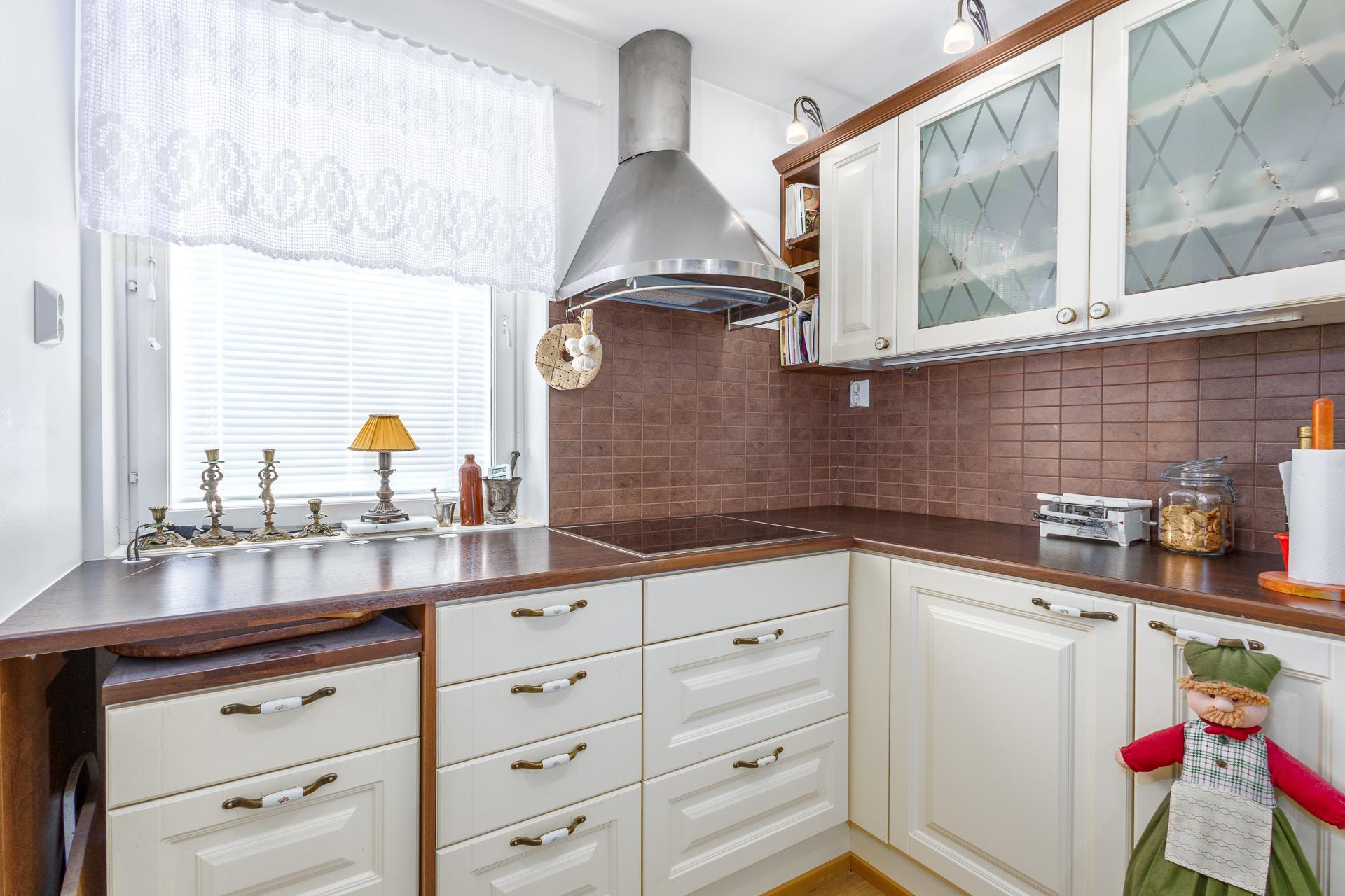 työskentely- ja kaappitilaa