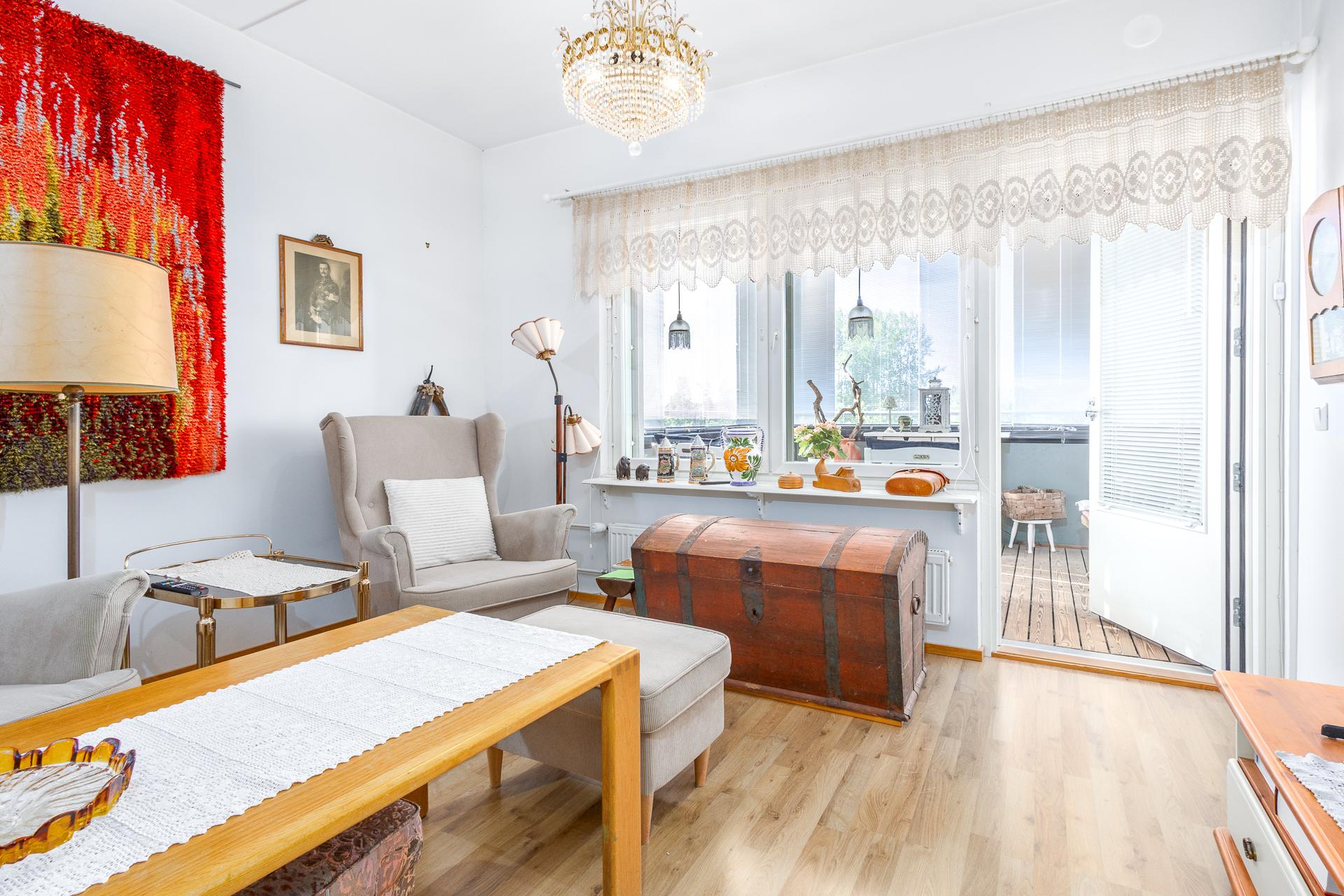 olohuoneesta käynti parvekkeelle