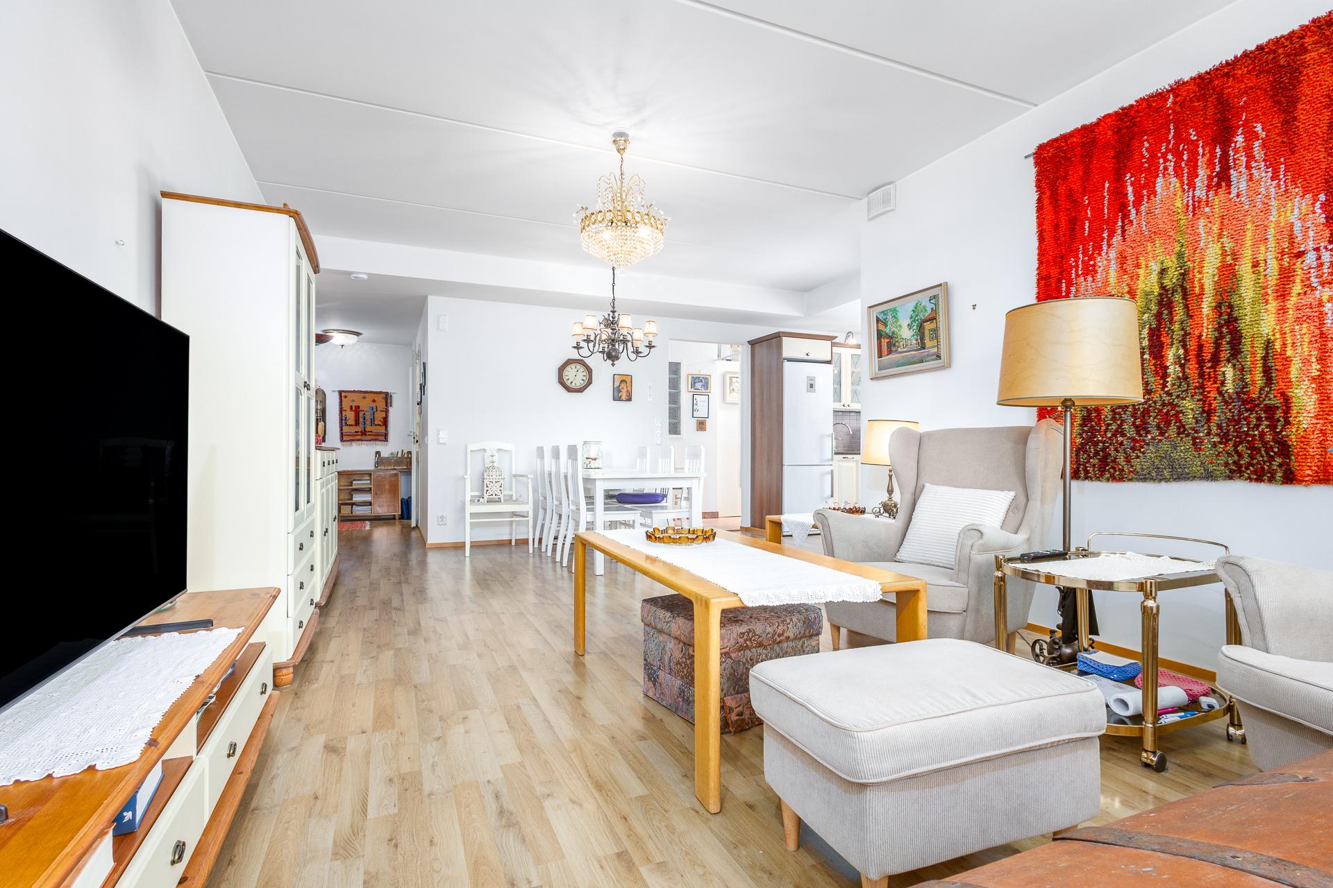 olohuone parvekkeelta päin