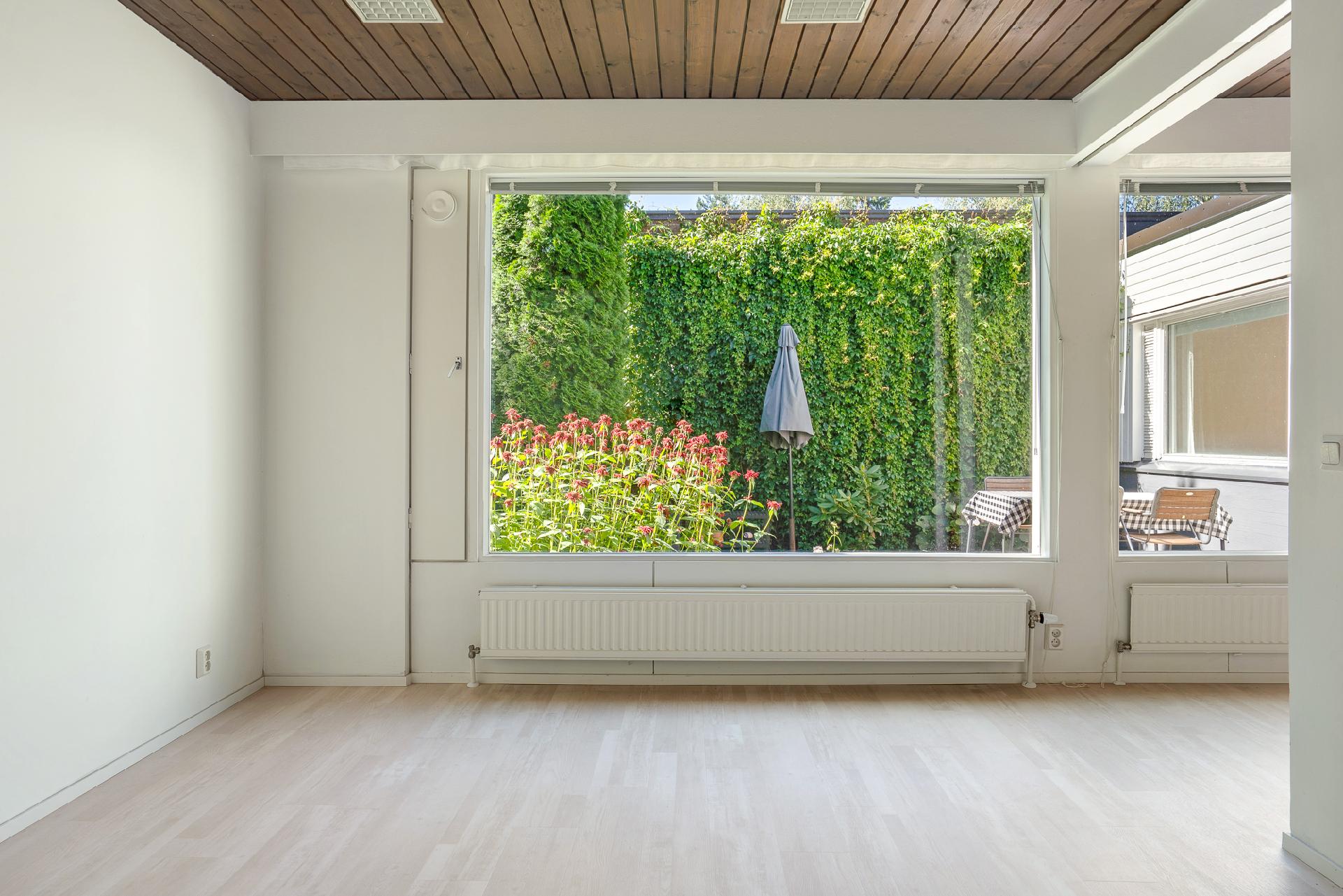 Makuuhuone 3 näkymä omalle pihalle