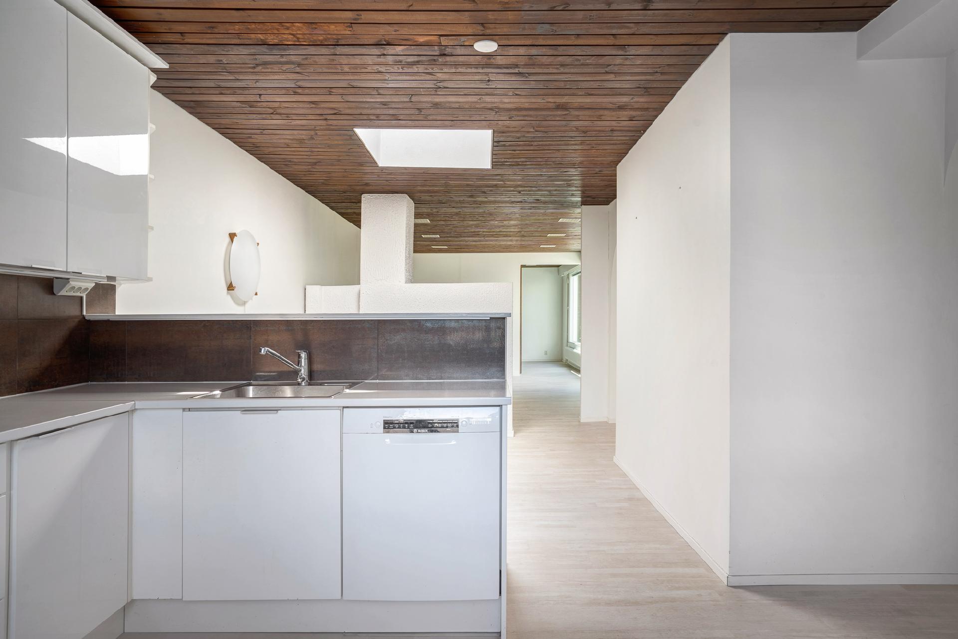 Keittiö, ruokailutila ja näkymä olohuoneeseen