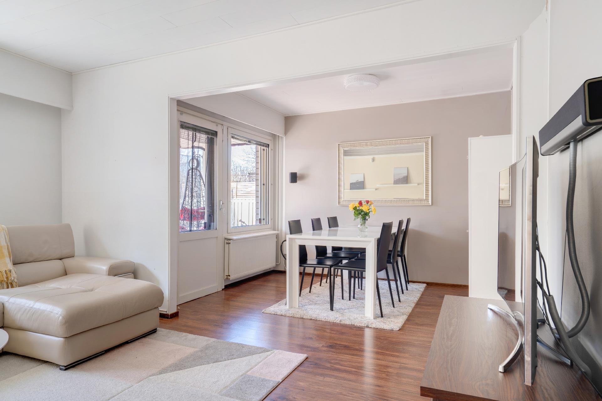 Olohuoneesta käynti terassipihalle