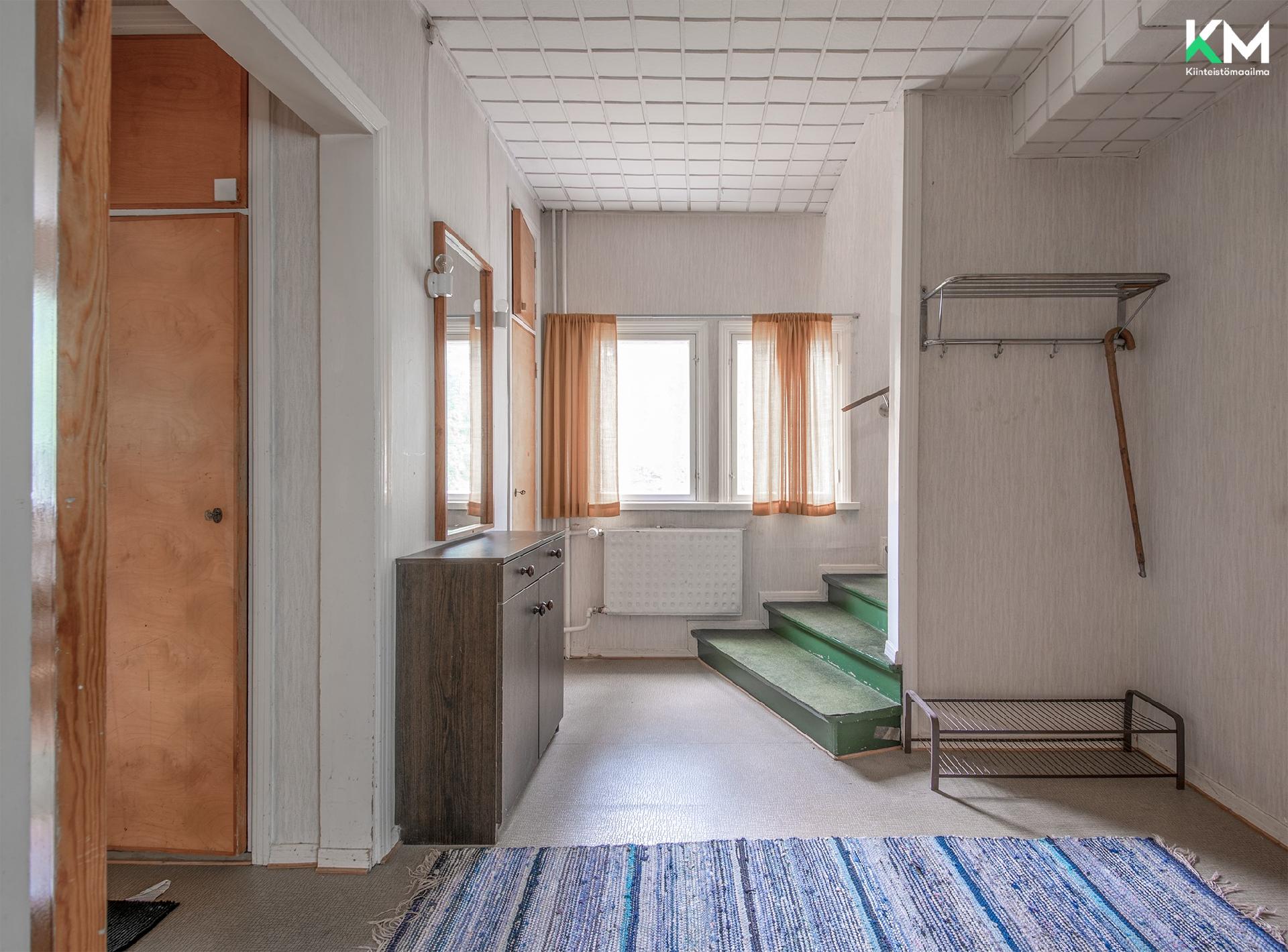 Eteinen ja portaat yläkertaan