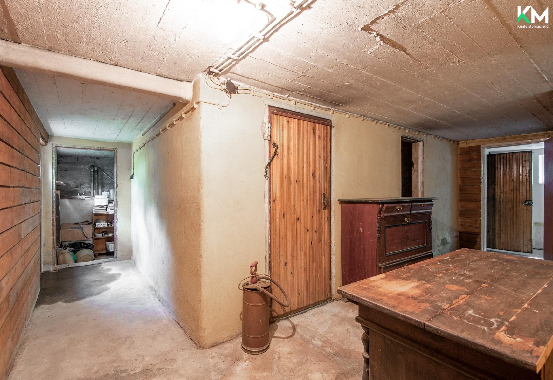 Kellaritila, josta myös kulku ulos