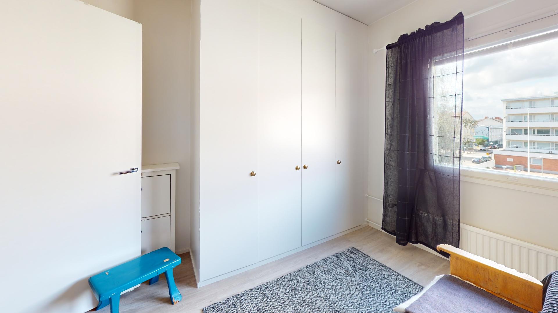 Hyvät kaapistot makuuhuoneessa