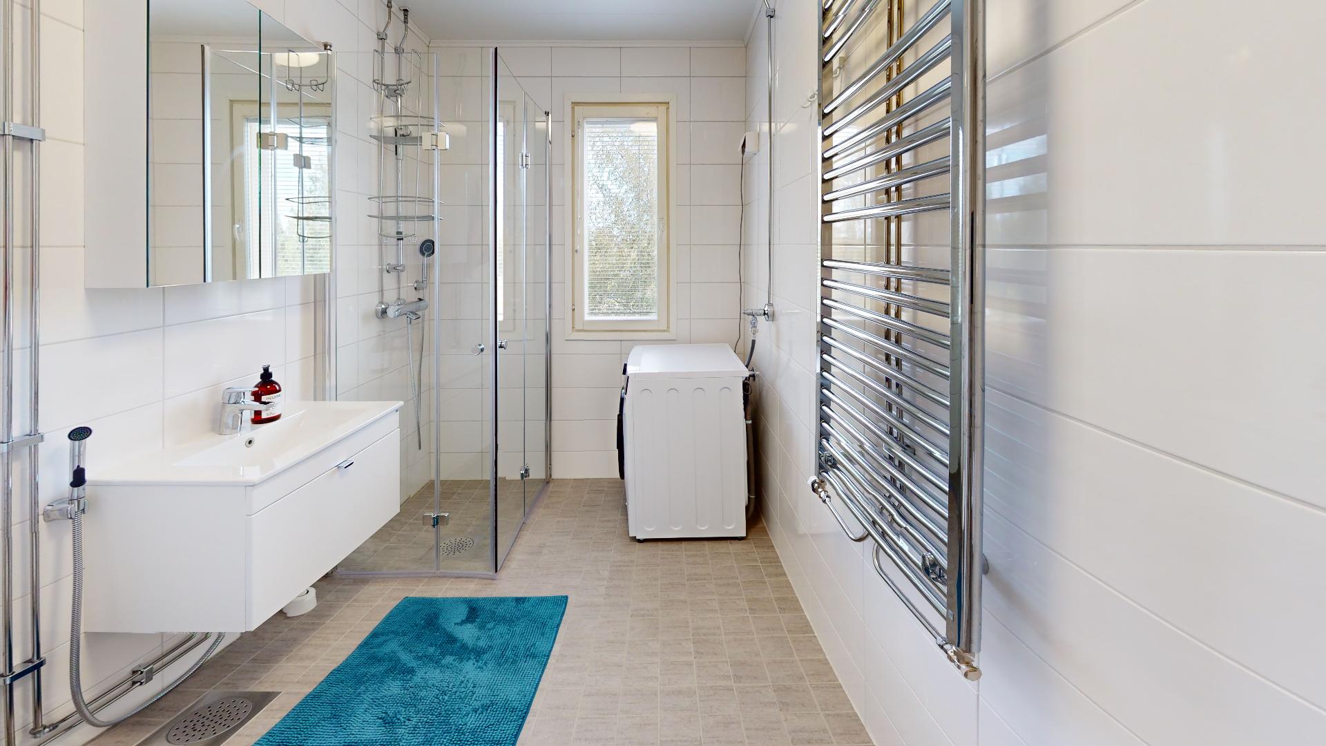 Siisti ja remontoitu pesuhuone