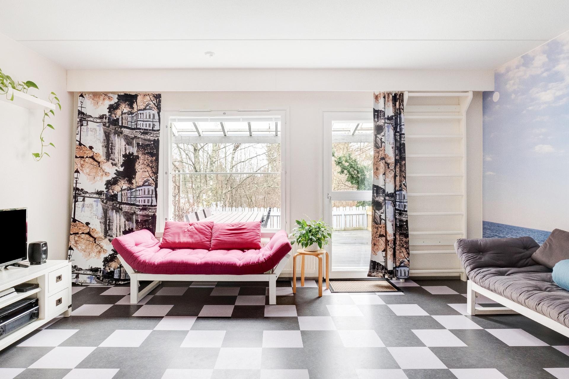 Olohuoneesta käynti terassille.