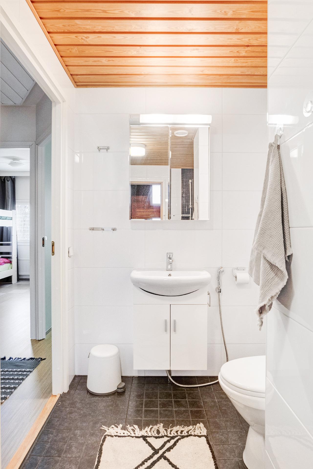 Kylpyhuoneessa wc-istuin alakerran erillisen wc:n lisäksi.