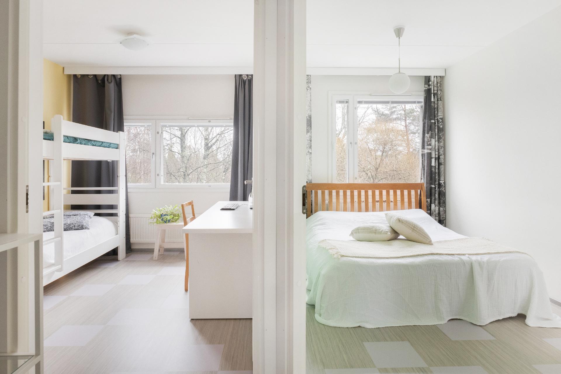 Yläkerrassa vasemmalla kaksi makuuhuonetta