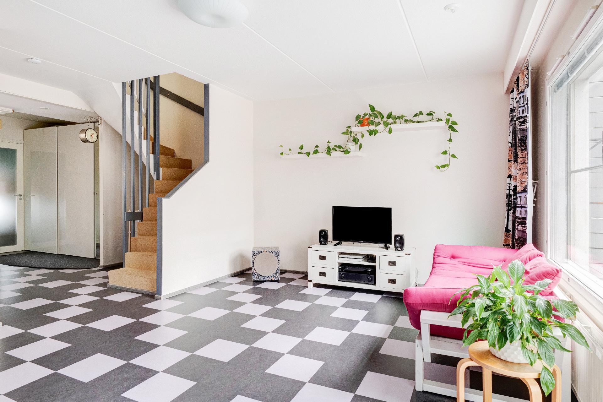 Jykevät betoniportaat vievät yläkertaan.