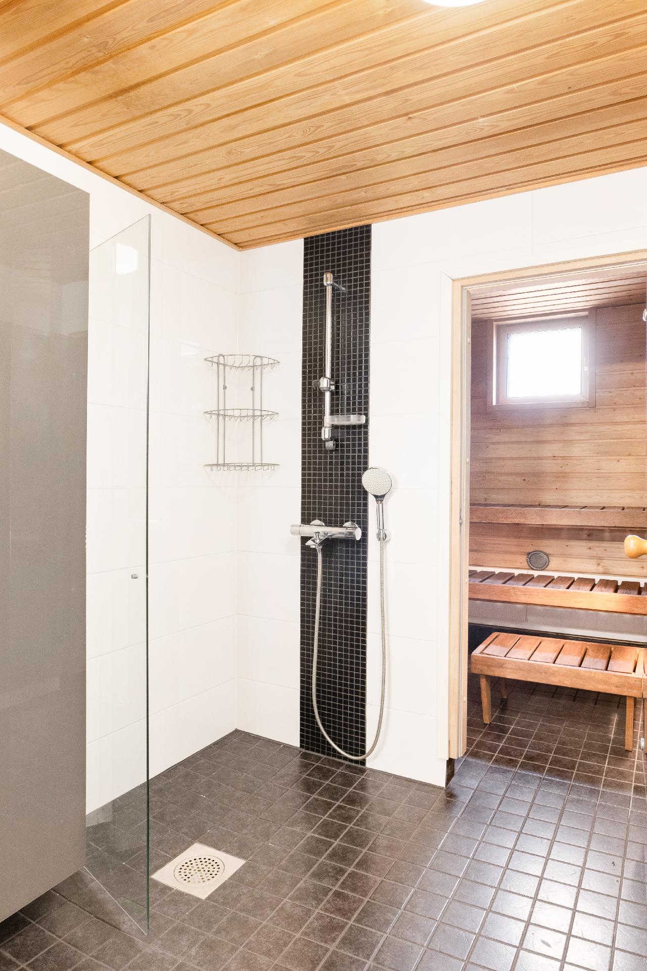 Yläkerran kylpyhuone ja sauna