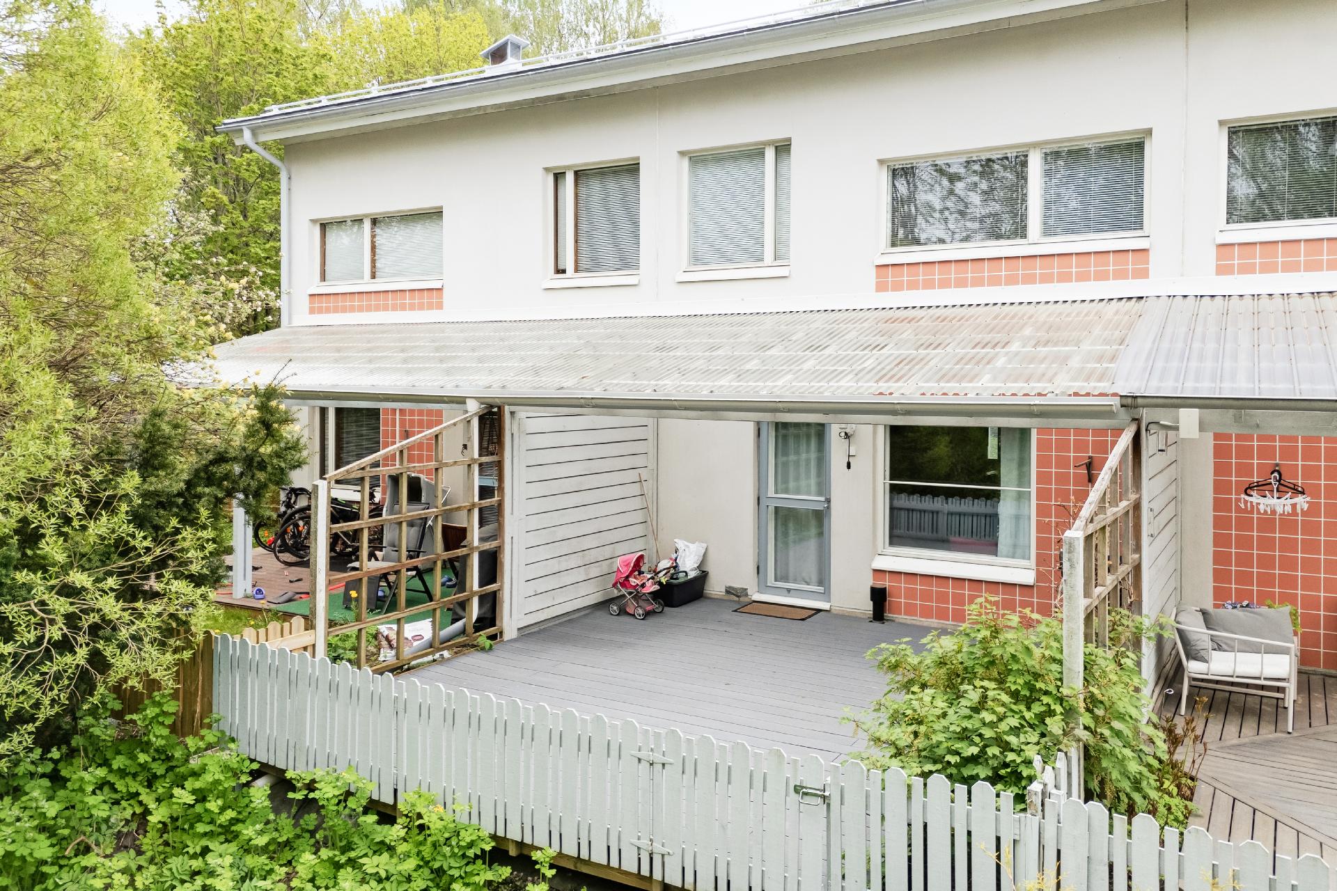 Suoja terassi rajoittuu taloyhtiön viheralueeseen.