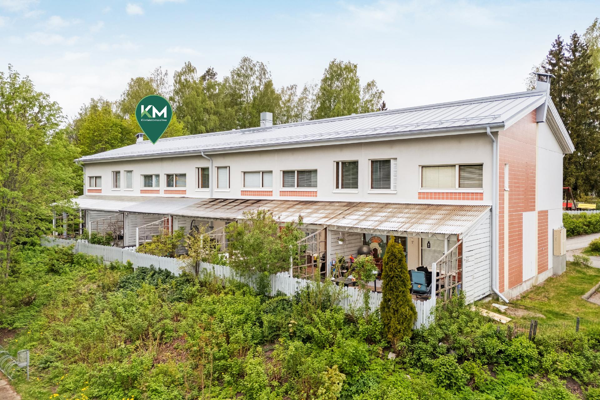 Upeat, vehreät näkymät olohuoneesta ja terassilta.