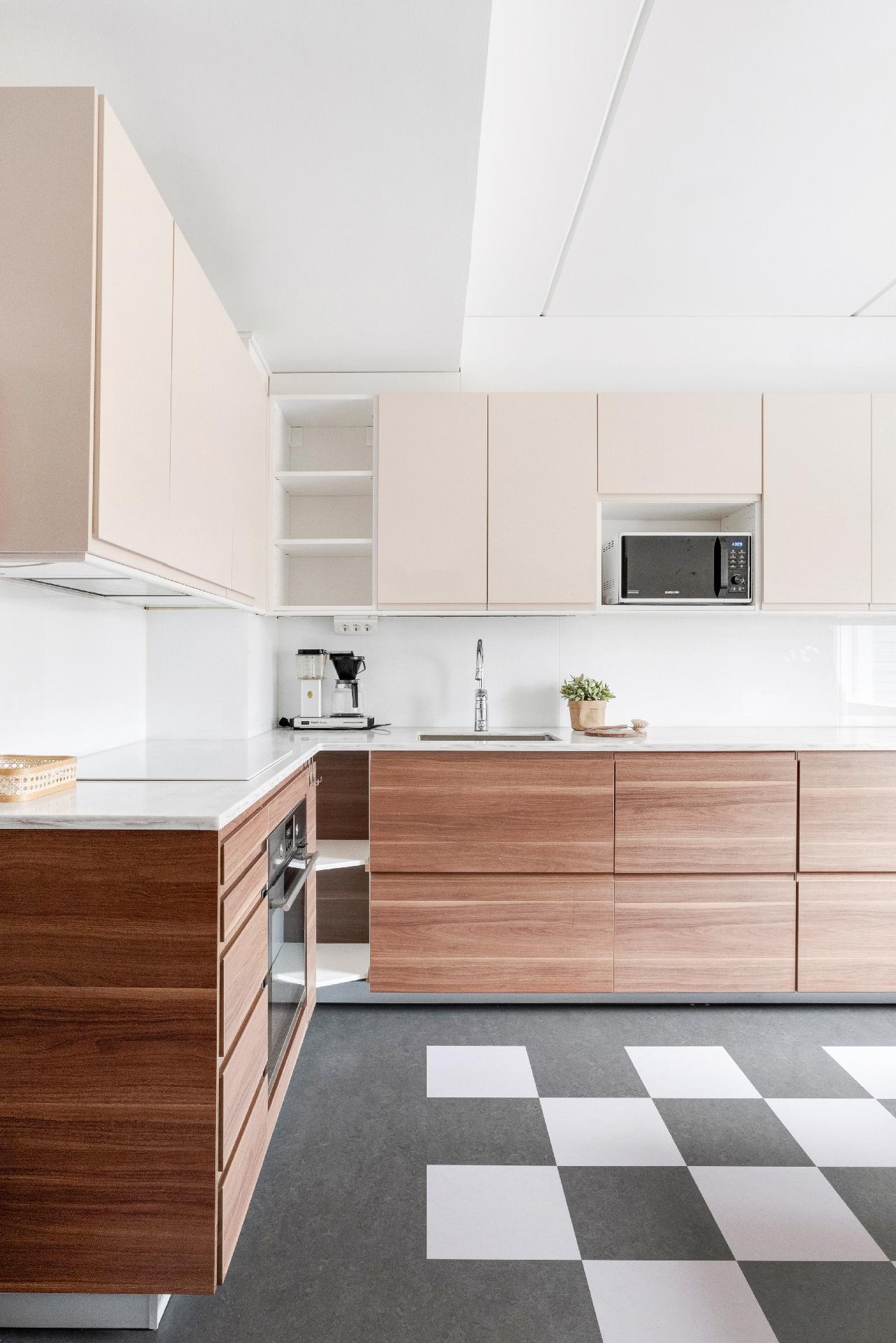 Runsaasti lasku- ja kaappitilaa.