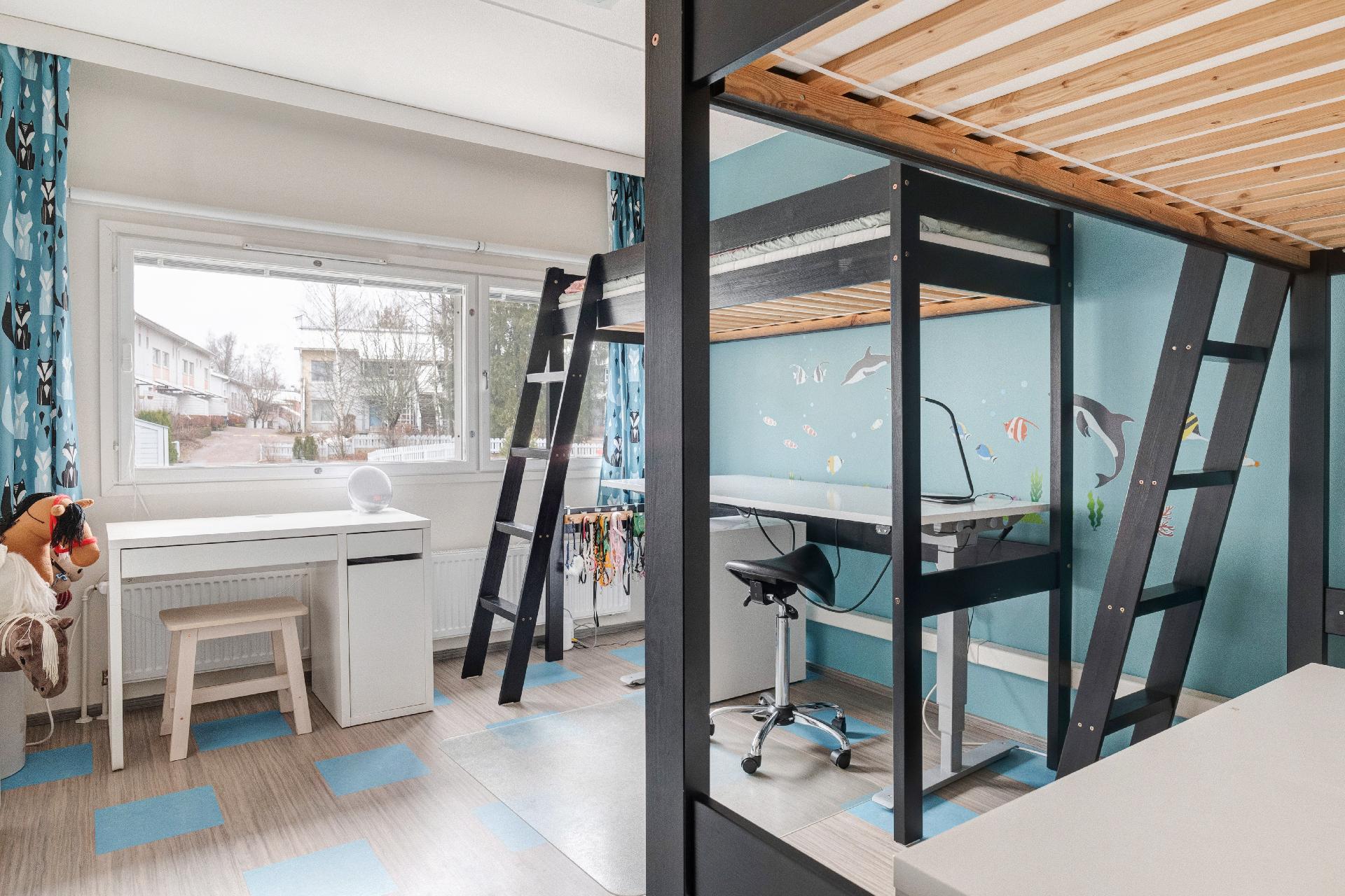 Oikealla puolella kolmas makuuhuone