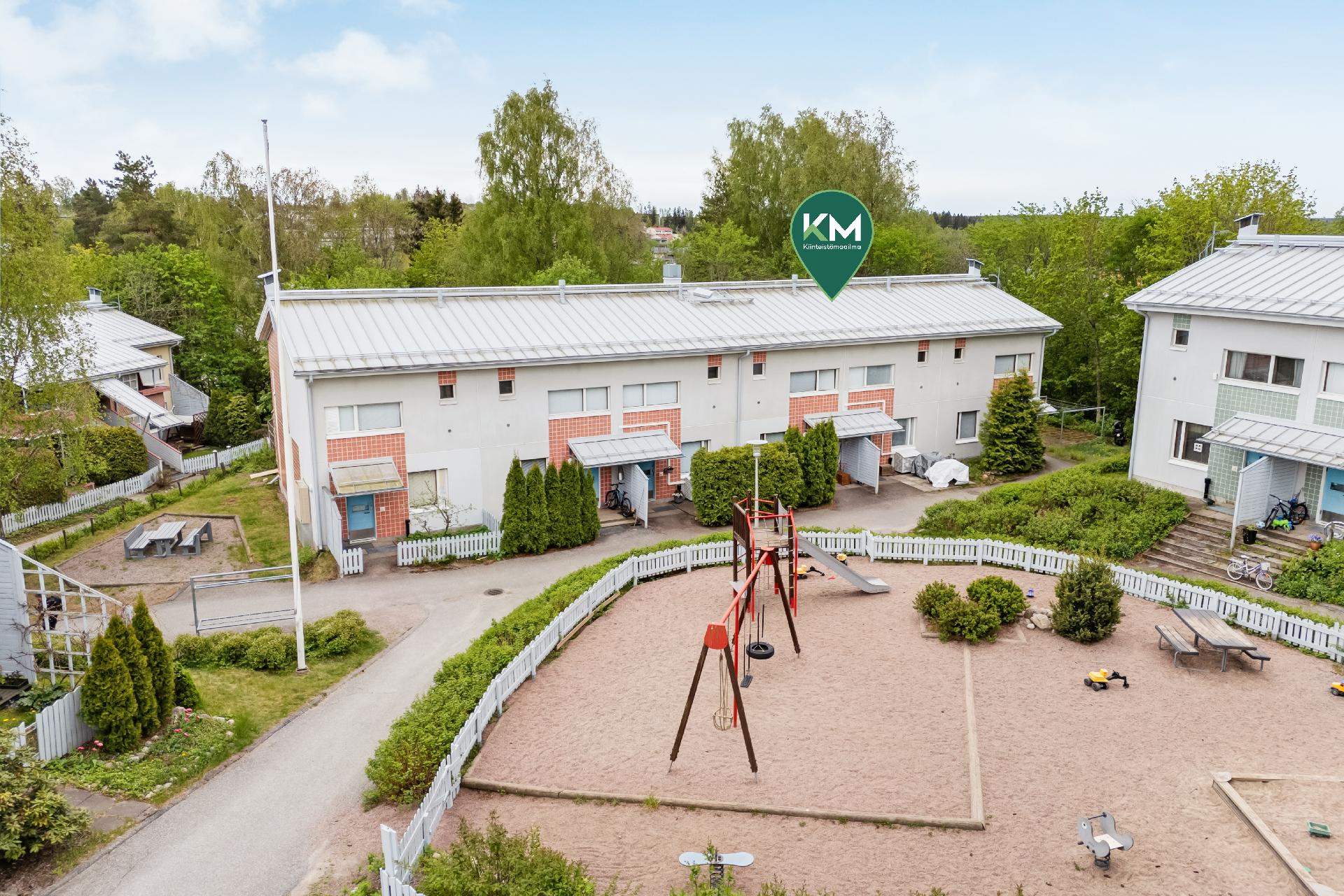 Perheen pienemmille löytyy turvallinen leikkipaikka sisäpihalta.