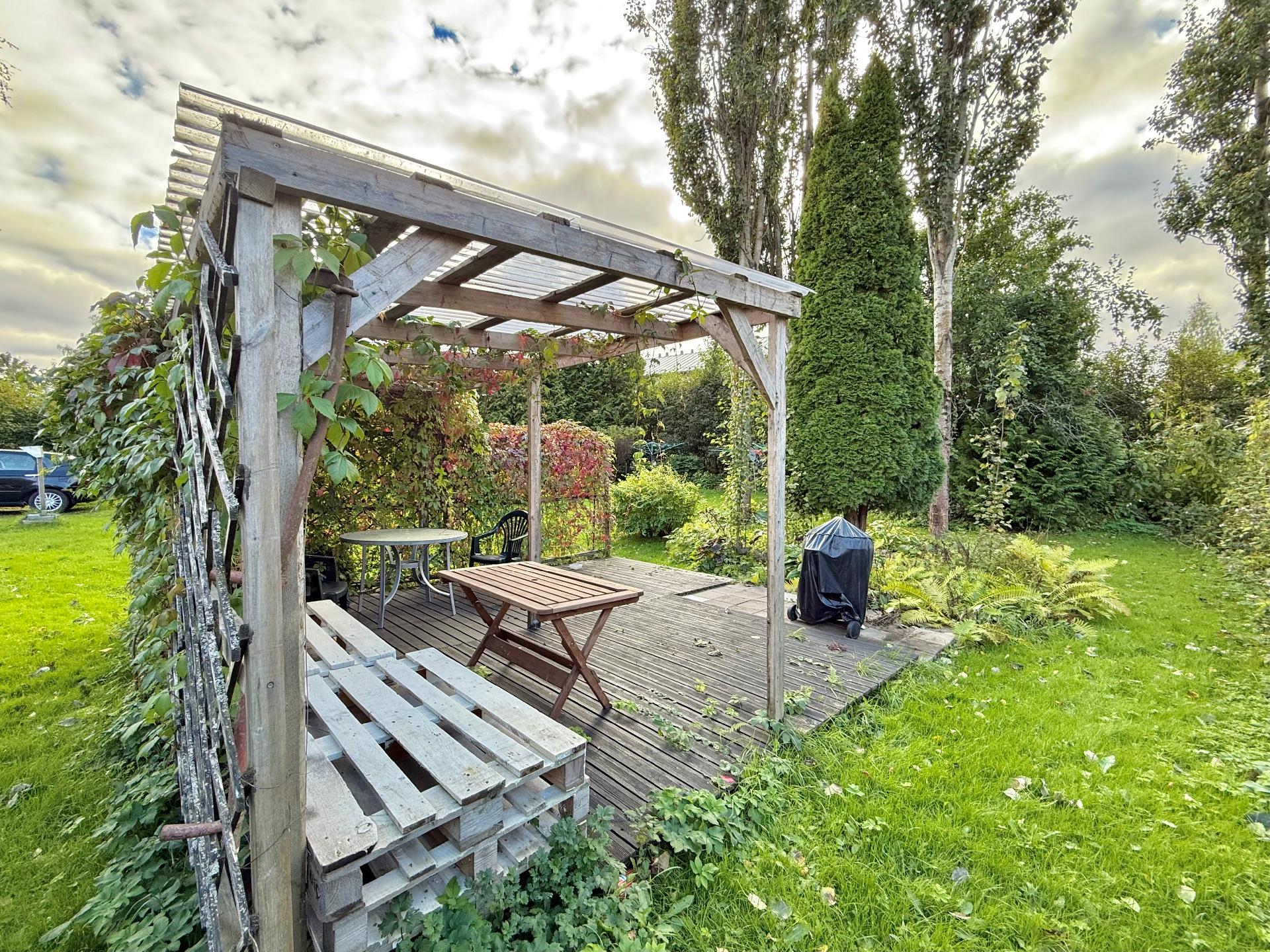 Taloyhtiön grillikatos