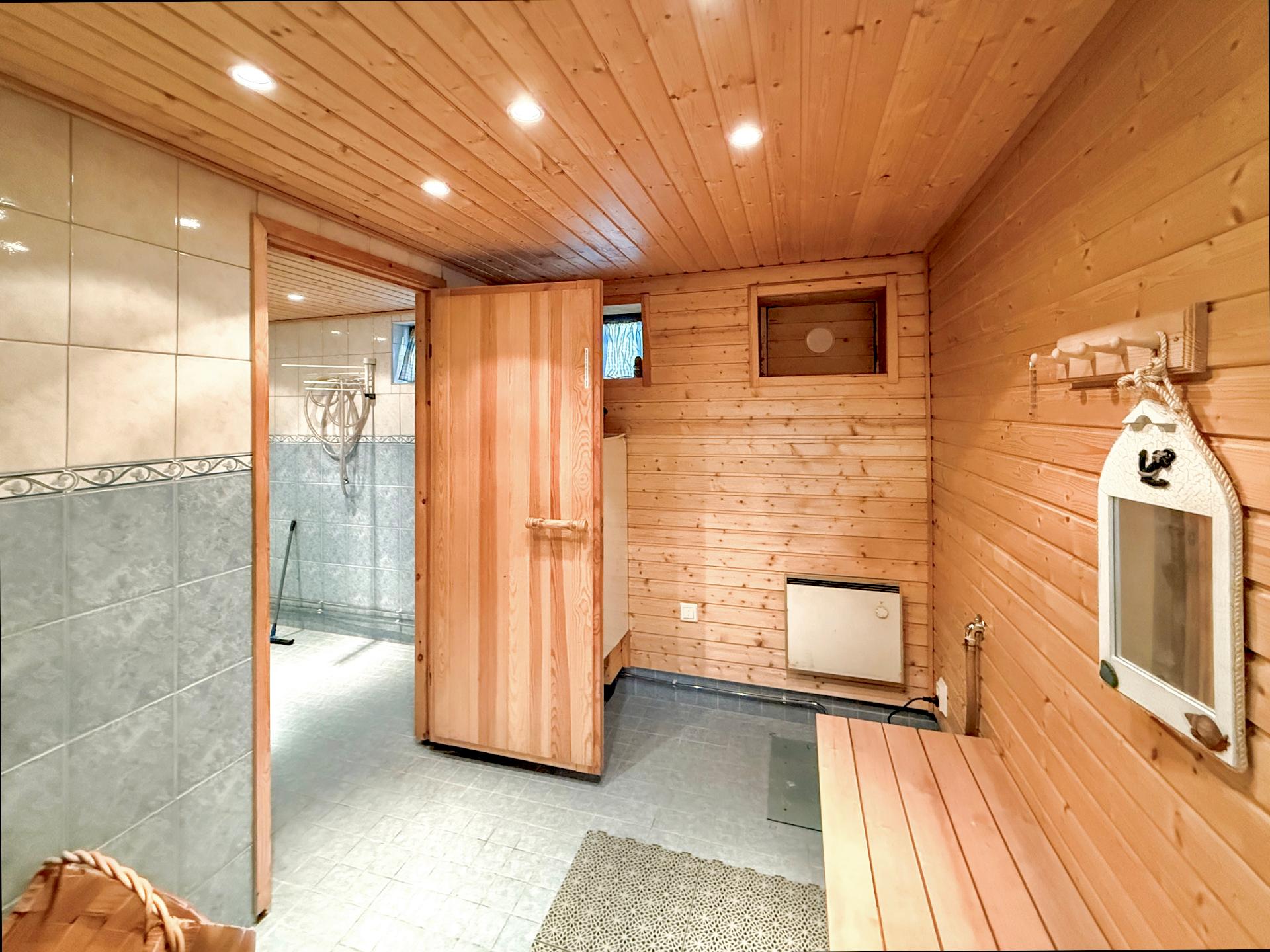 Taloyhtiön saunan pukuhuone