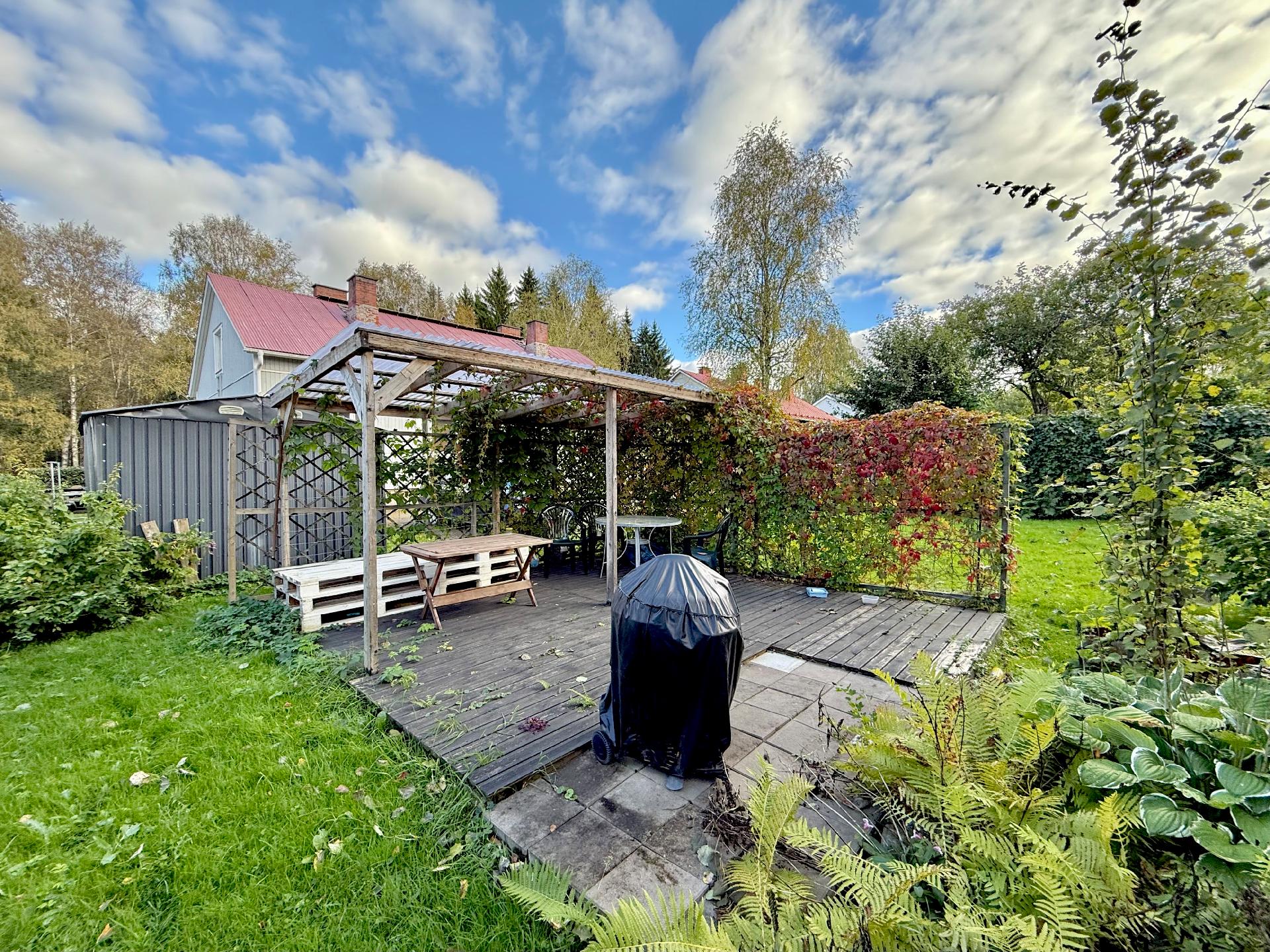 Taloyhtiön grillikatos