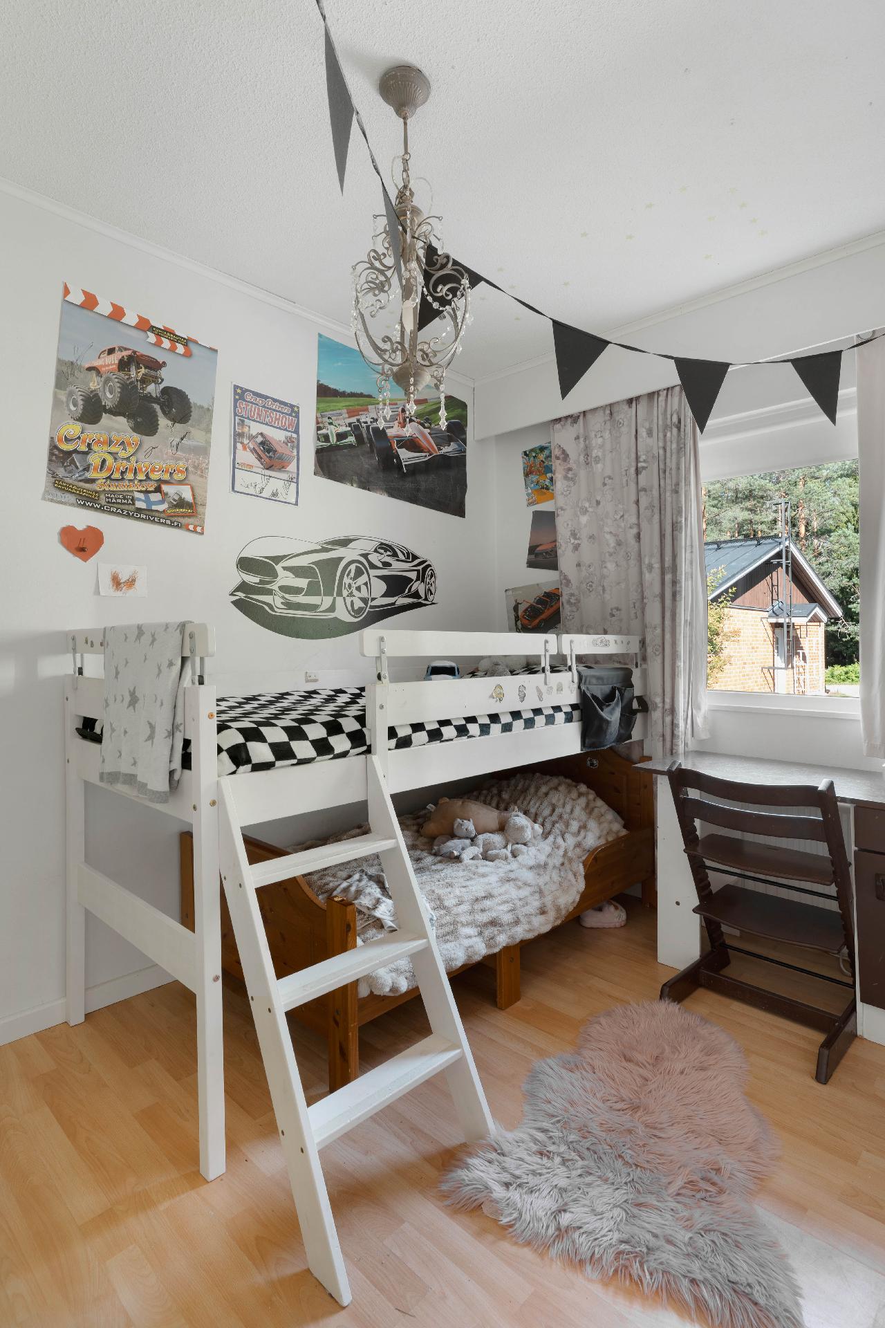 Lastenhuone on kivan kokoinen ja sieltäkin löytyy mukavasti säilytystilaa.