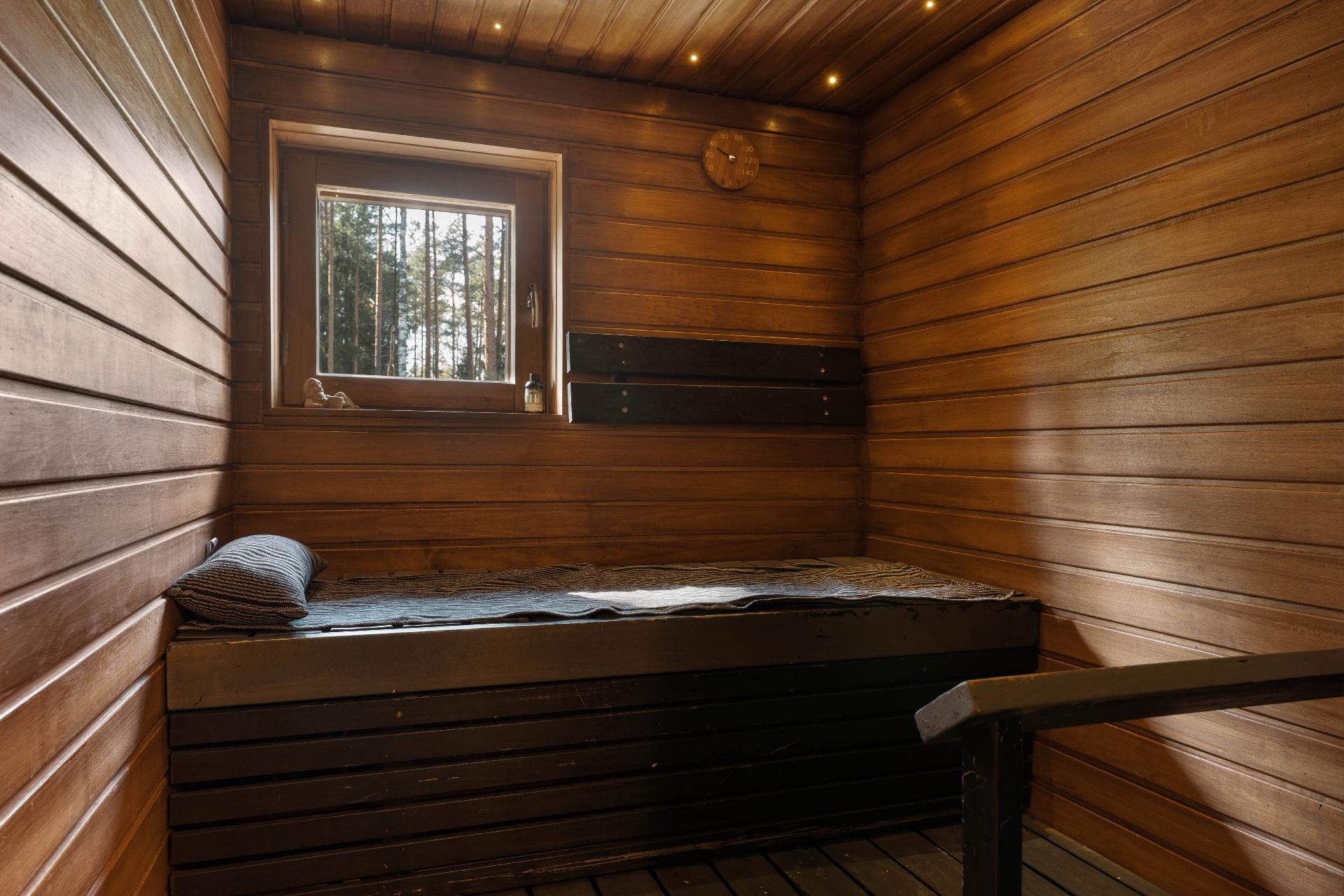 Sauna on rentoutumisen kaunis keidas, jossa katon led-valot tuovat tunnelmaa.