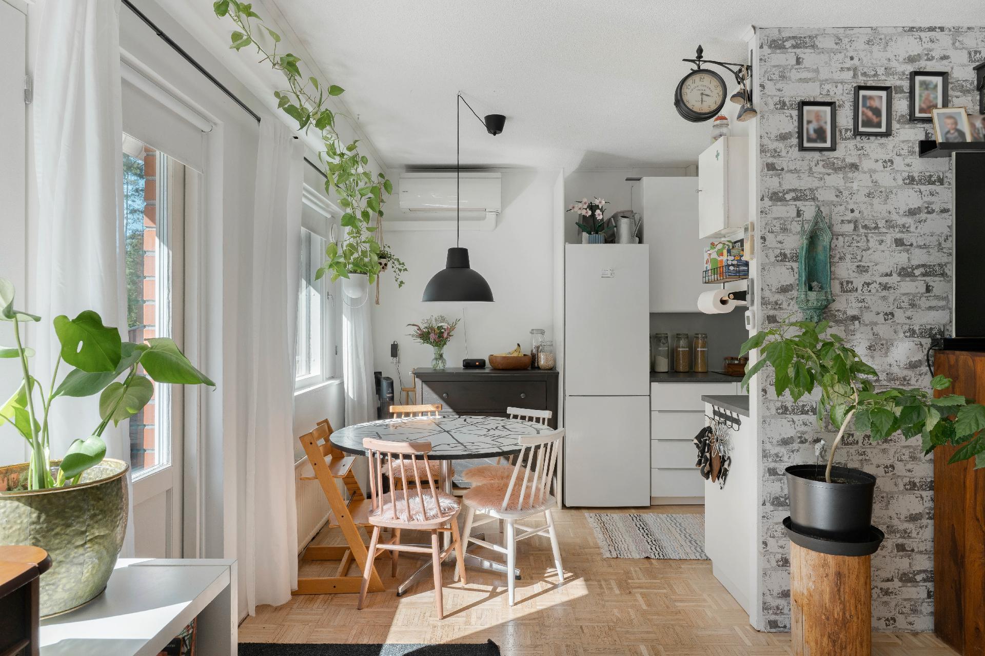 Ruokailutilaan mahtuu isompikin pöytä. Tilassa ilmalämpöpumppu, joka jakaa niin lämpöä kuin viileyttäkin tarpeen mukaan ympäri kotia.