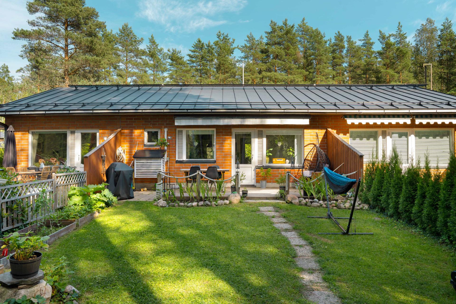 Iso takapiha, missä on tilaa rentoutumiseen, grillaamiseen ja minne mahtuu myös vaikkapa iso trampoliini.