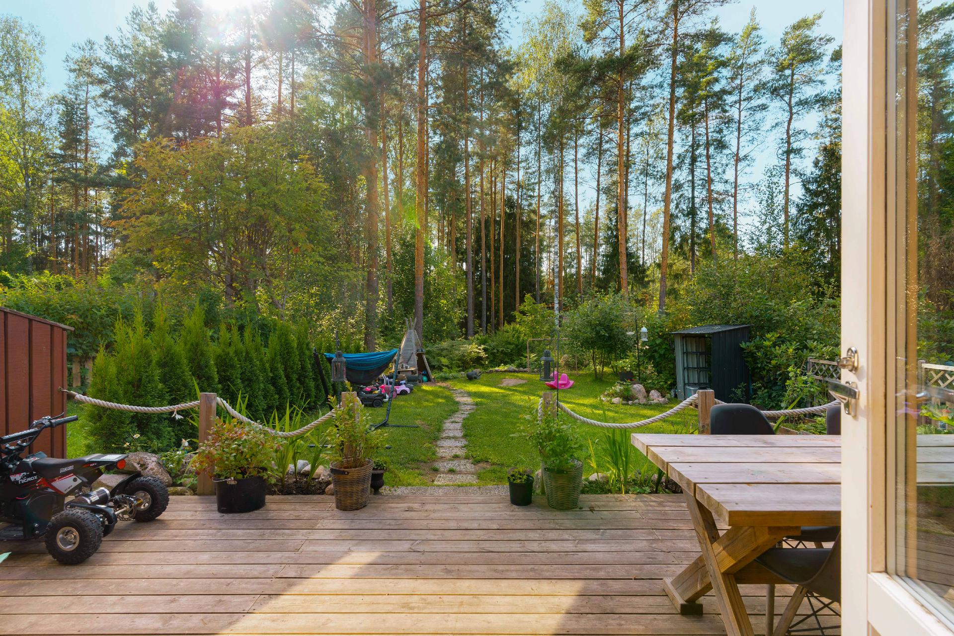 Upea metsänäkymä omalta terassilta. Kiva terassi, jossa on mukava viettää aikaa.