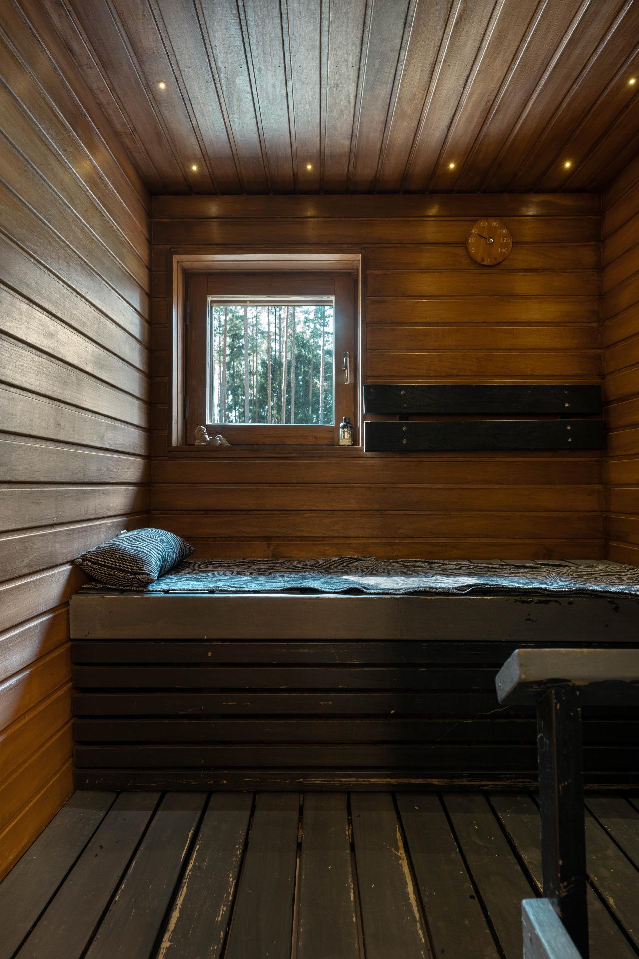 Ikkuna pihalle, metsäisin näkymin.