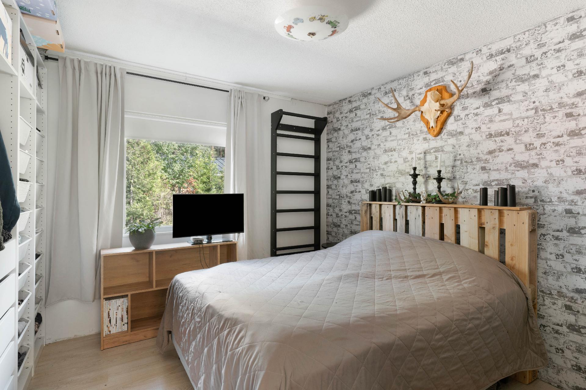 Päämakuuhuone, josta löytyy paljon kaappitilaa.