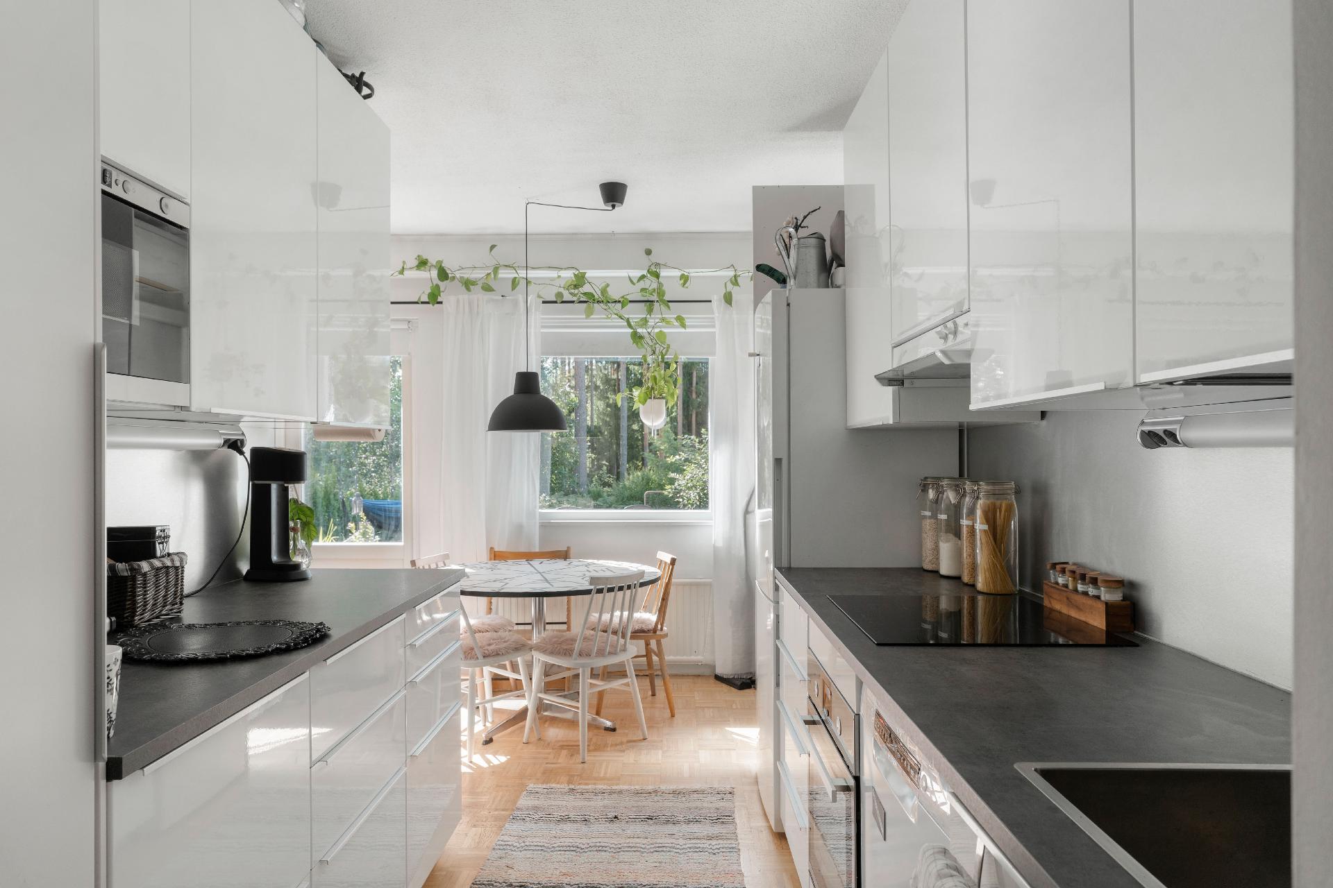 Keittiöstä on kaunis taulumainen näkymä pihalle.