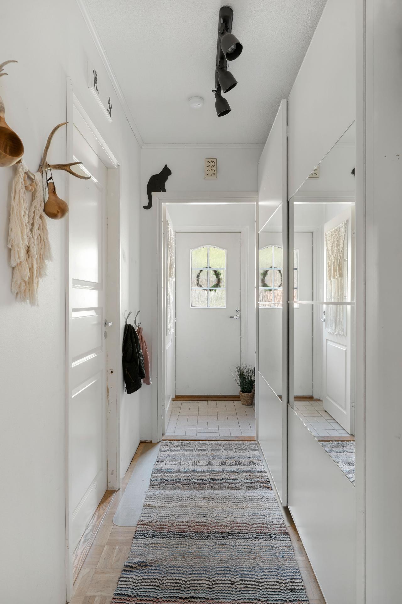 Eteisen isot peililiukuovikaapistot helpottavat arkea.