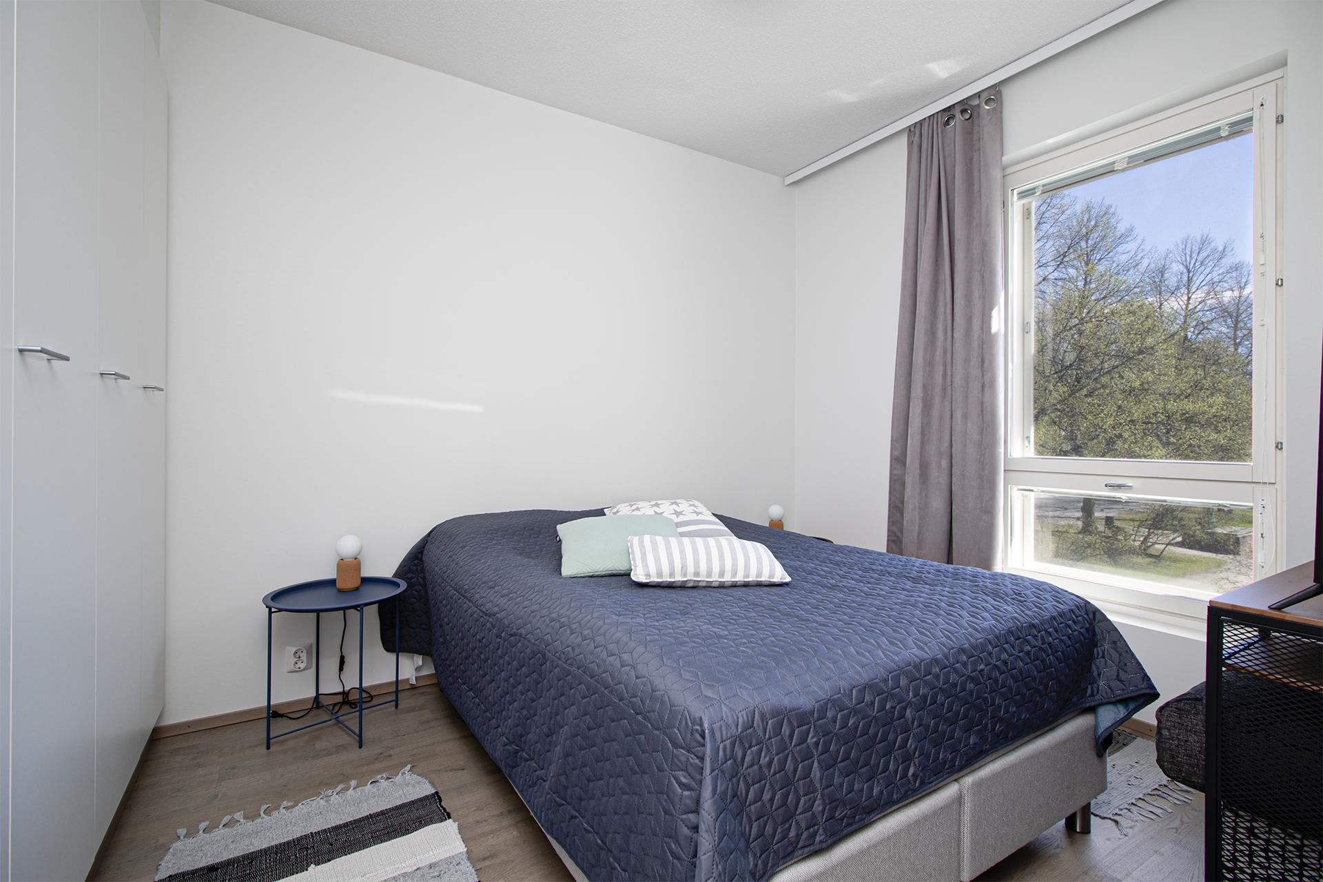 Makuuhuoneessa paljon kaapistoja.