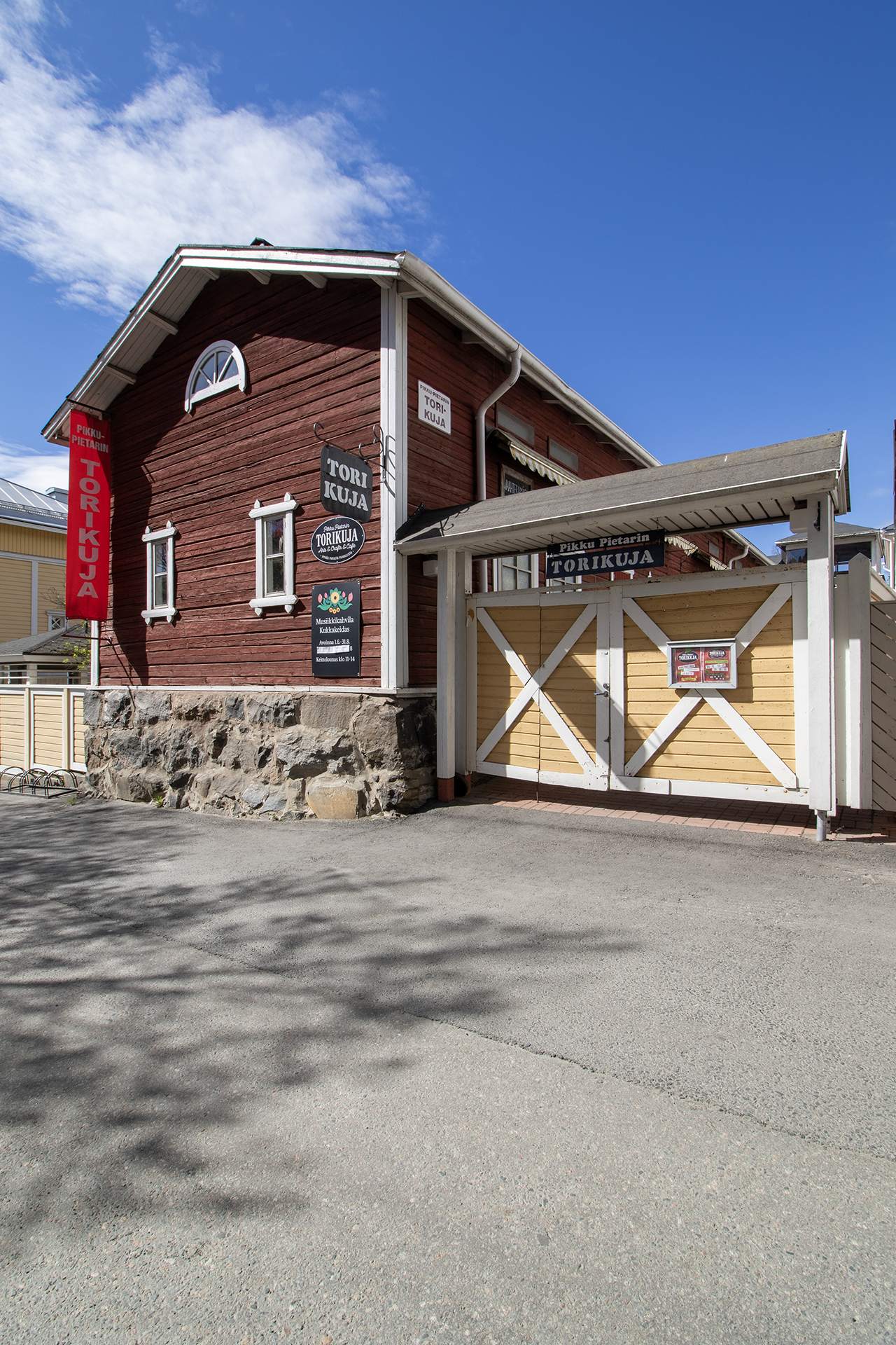 Naapurina Pikku-Pietarin torikuja.