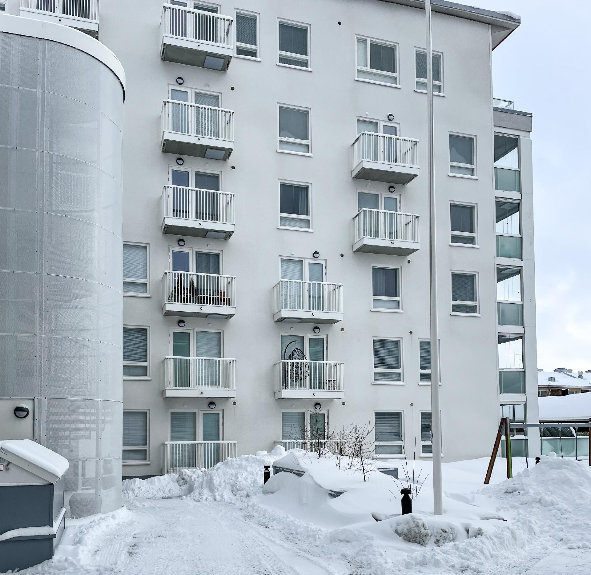 Sisäpihan puolelta esteetön kulku kotiin saakka.