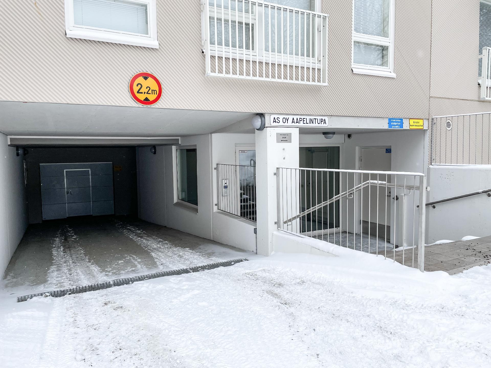 Ajo parkkihalliin Pikku Pietarin Torikujan vierestä.