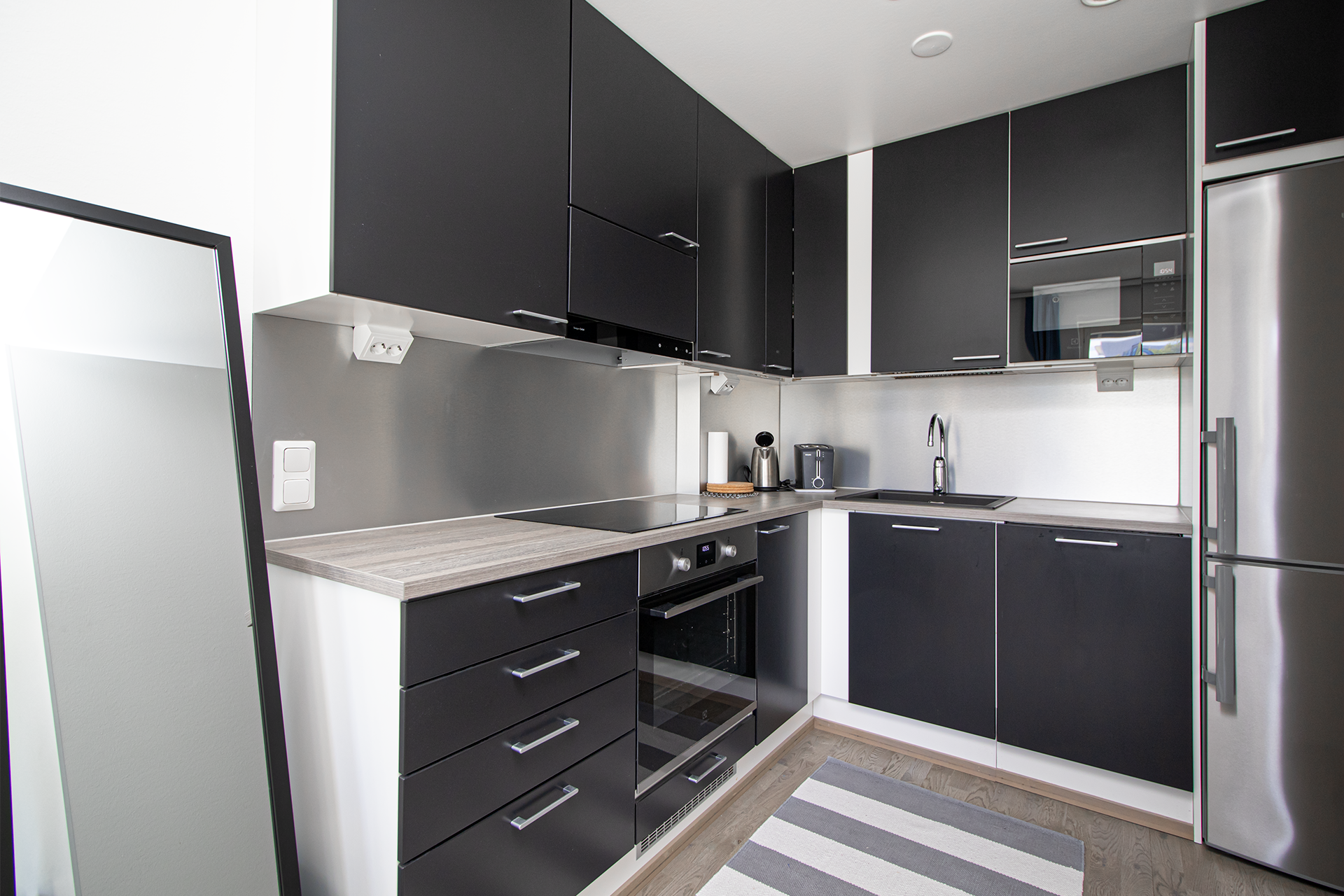 Keittiöstä löytyy kaikki nykyaikaiset kodinkoneet.