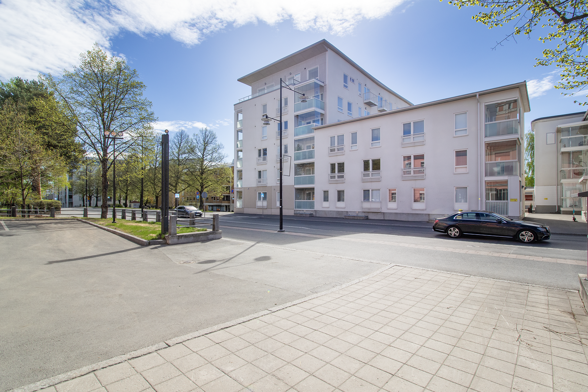 Tori sijaitsee korttelin päässä.