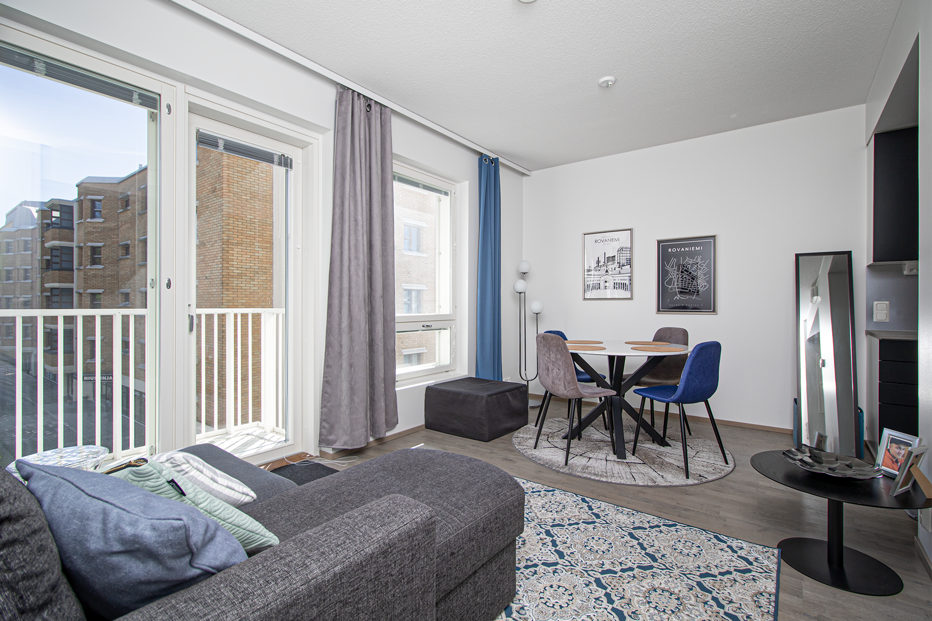 Olohuone ja keittiö muodostavat toimivan kokonaisuuden.