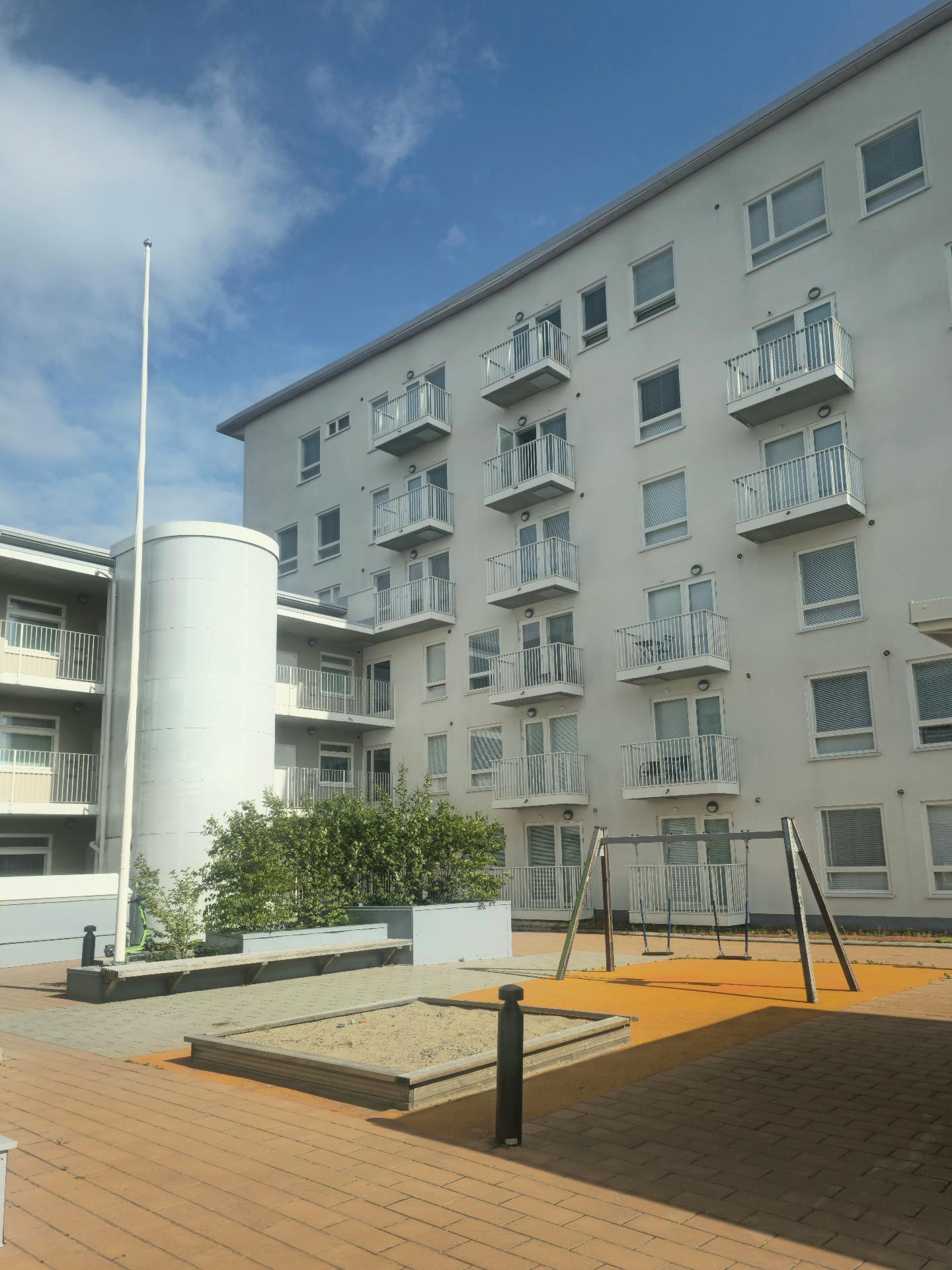 Sisäpihan puolelta esteetön sisäänkäynti.