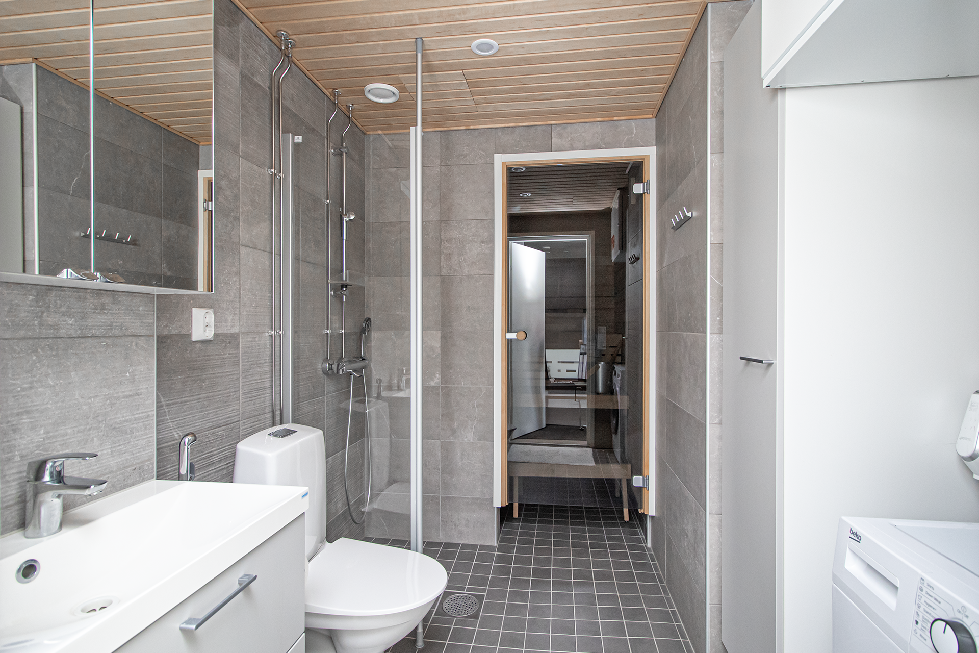 Tilava, tyylikäs kylpyhuone.