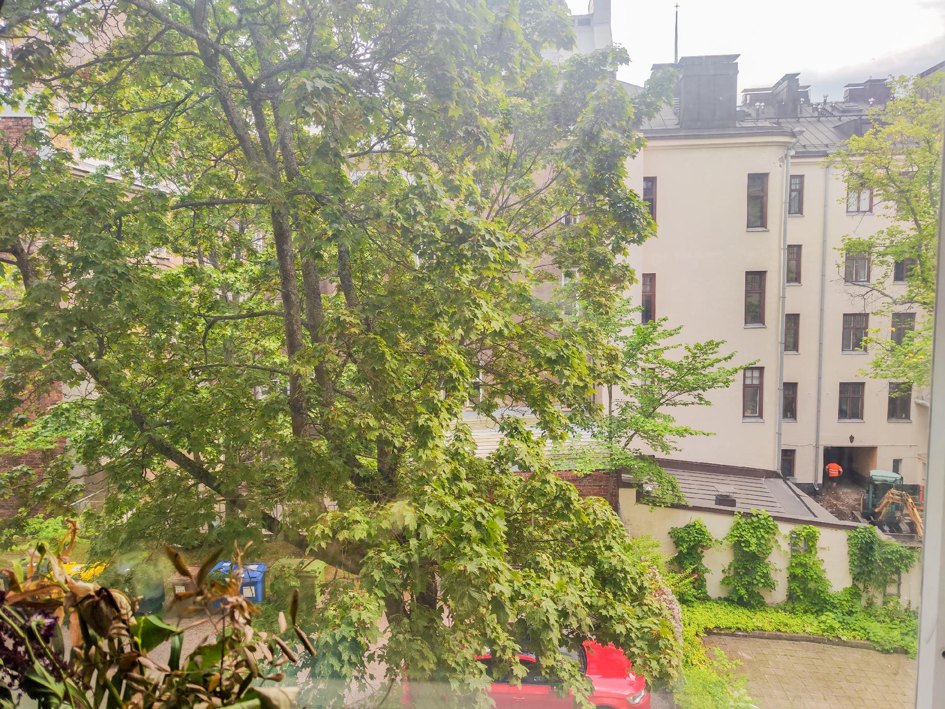 Rauhallinen sisäpihan puoli - ikkunanäkymä.