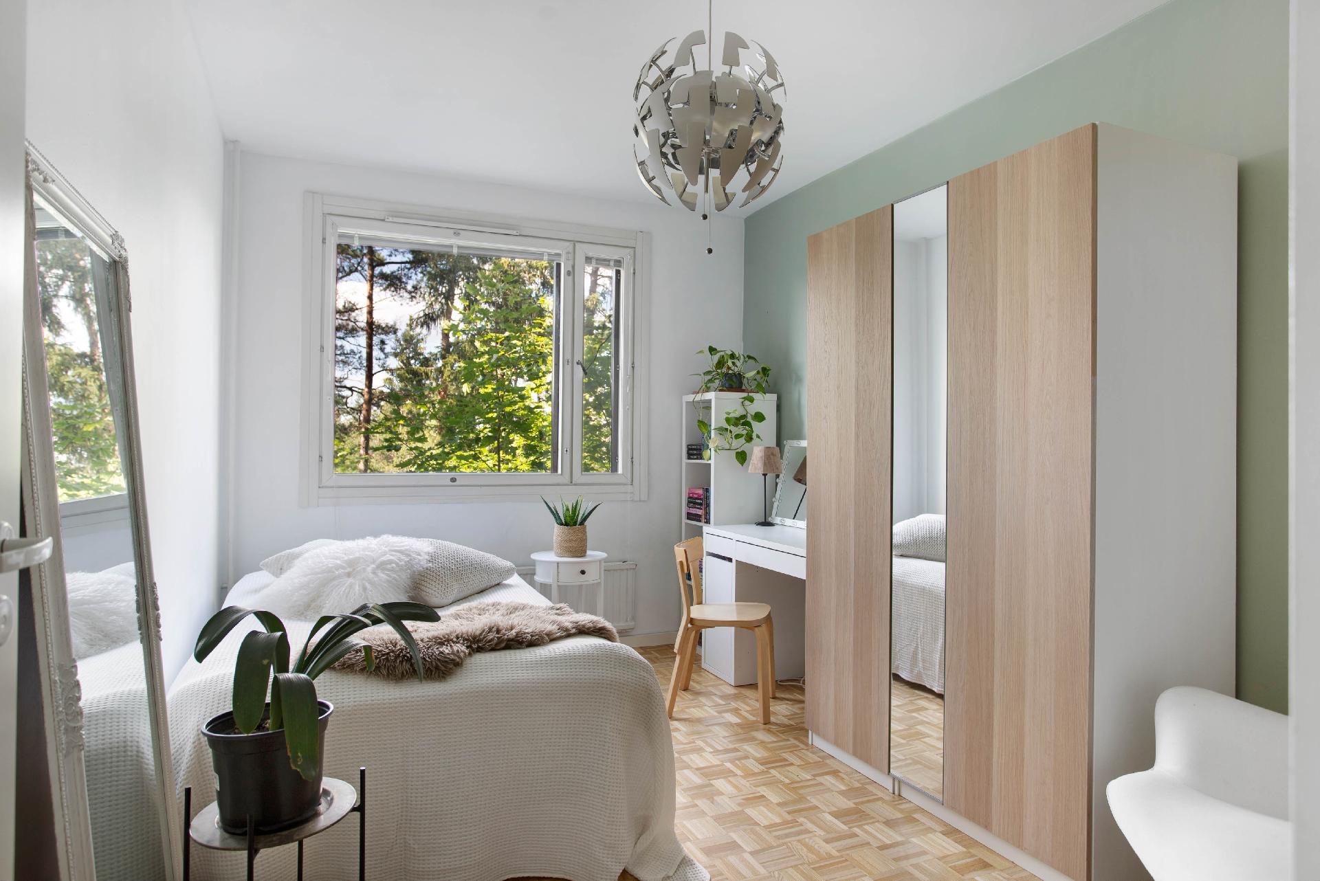 Tämän makuuhuoneen yhteydessä myös vesipiste, liesi ja jääkaappi