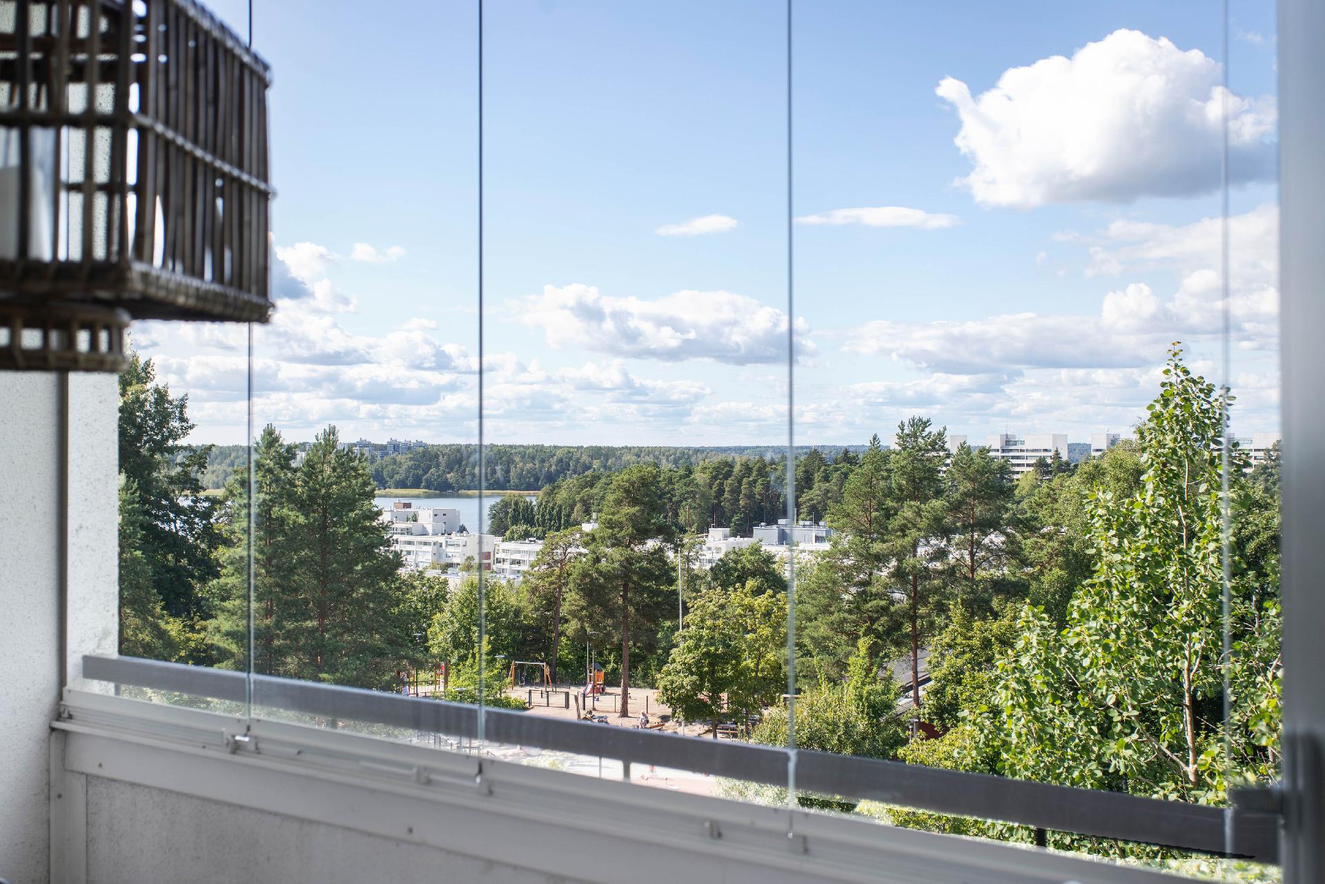 Parvekkeen näkymät merelle ja asukaspuiston suuntaan