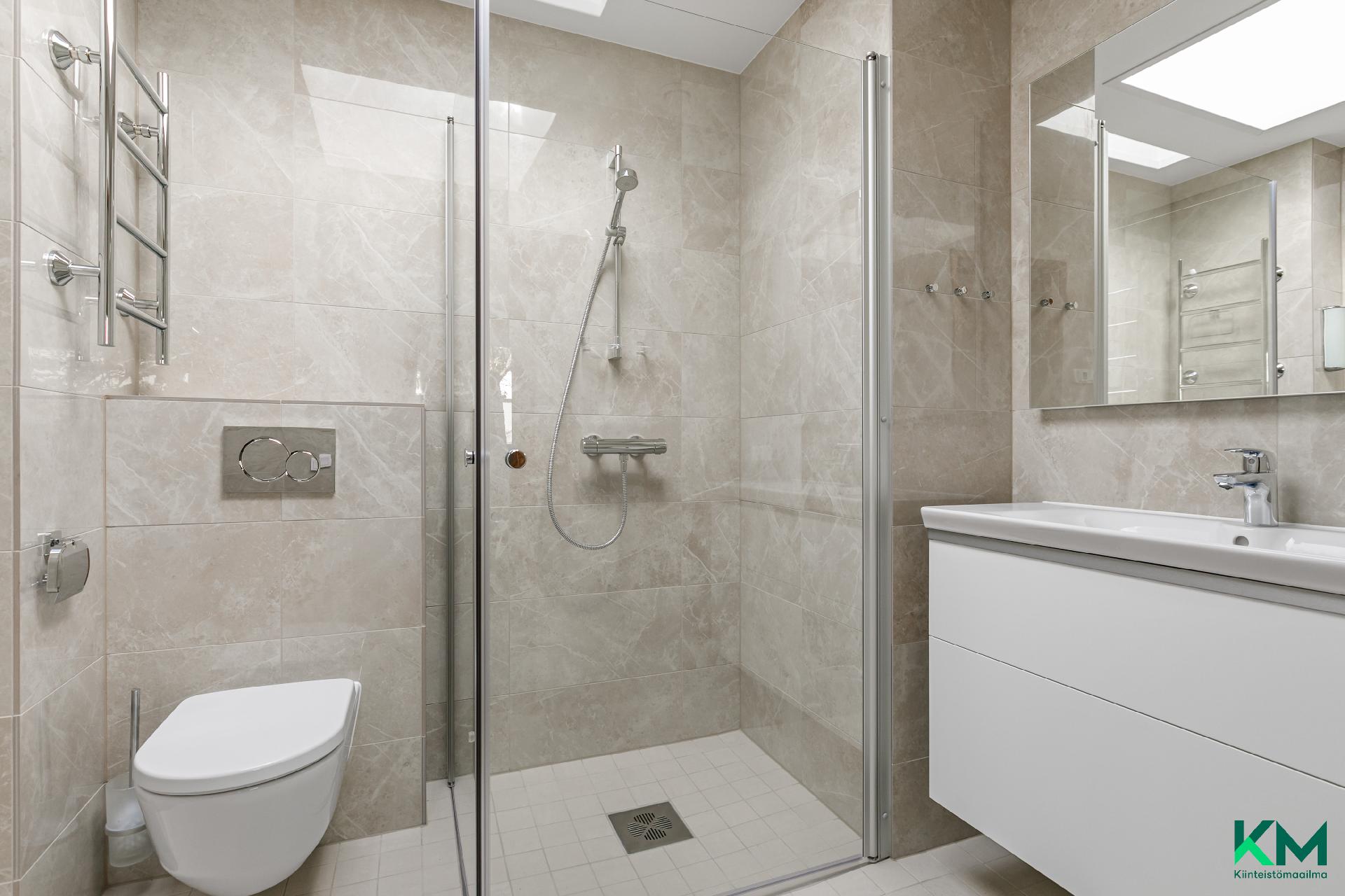 Masterin kph/wc kattoikkunalla  