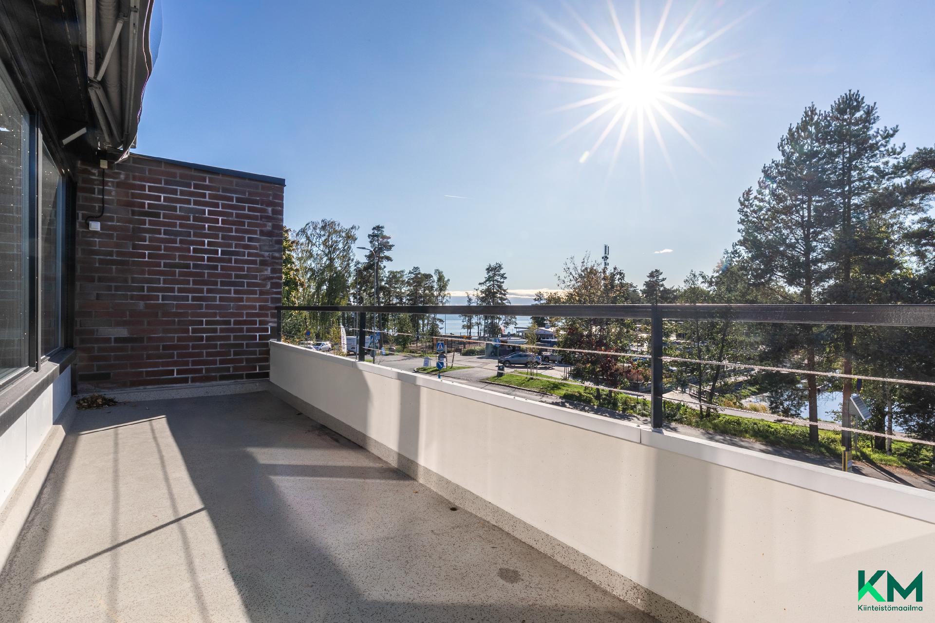 Etelään- ja länteen oleva parveke