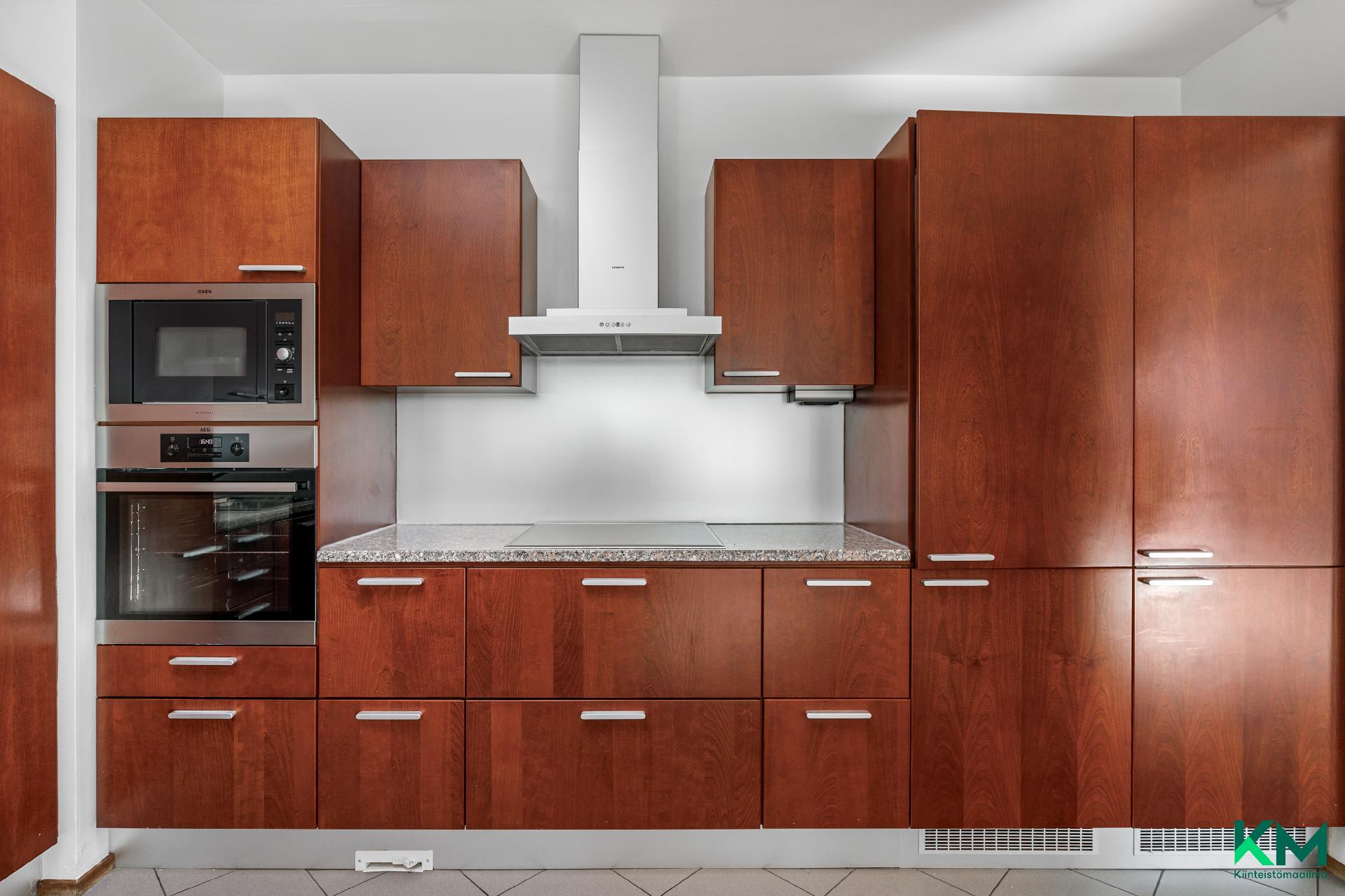 Iso keittiö kattoikkunalla avautuu ruokailutilaan