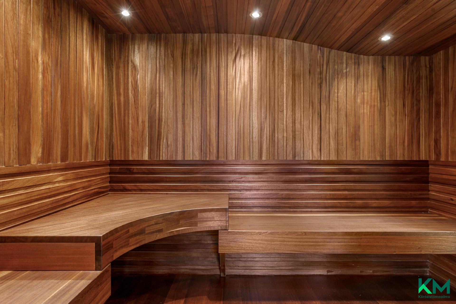 Alakerran saunaosaston tunnelmallinen pukuhuone